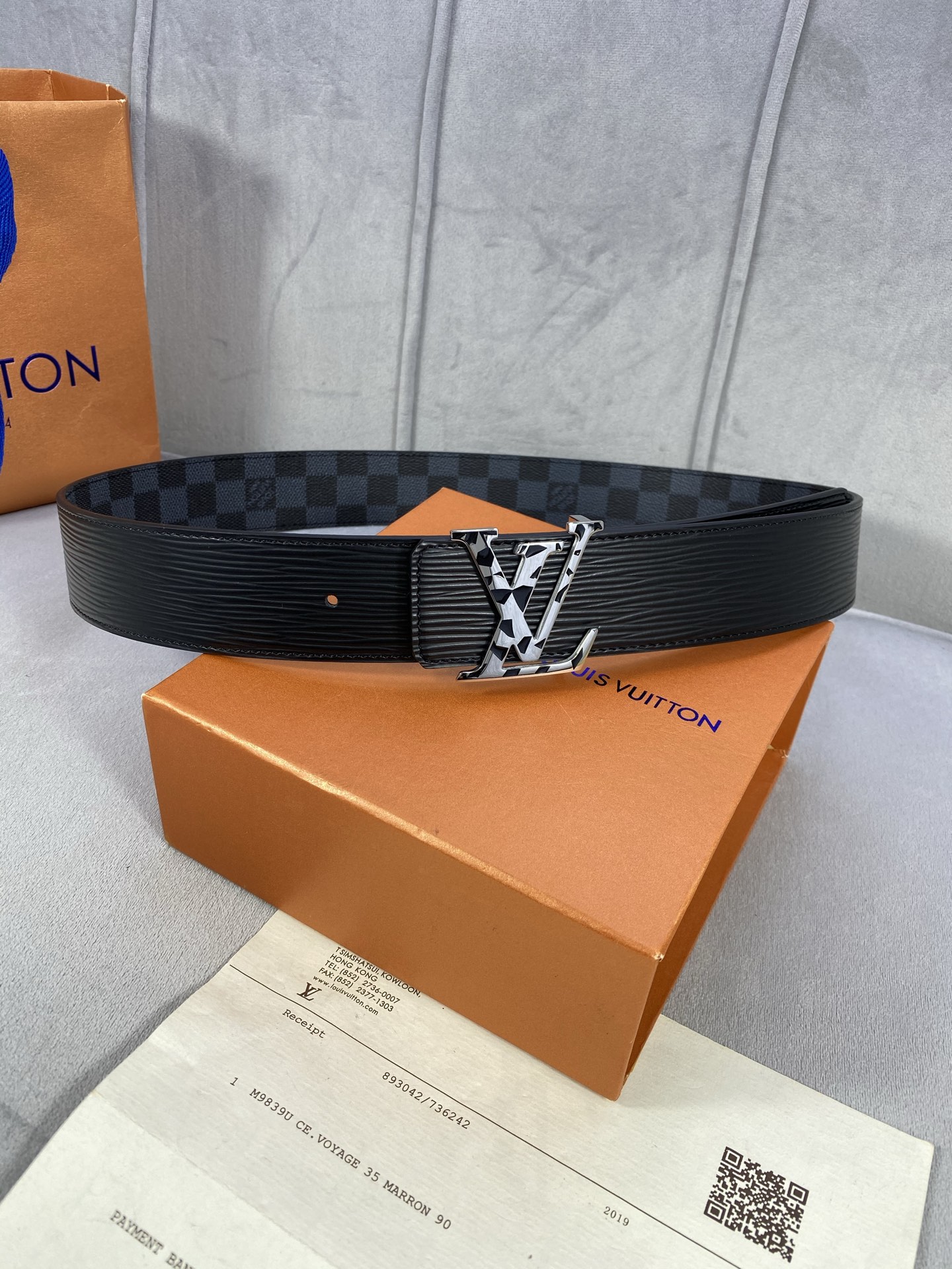  4.0宽 此款双面腰带以标志性的 LV Initiales 搭扣搭配全新 Monogram EcliP
