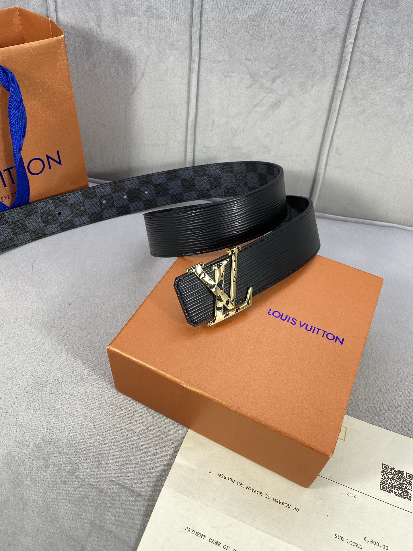  4.0宽 此款双面腰带以标志性的 LV Initiales 搭扣搭配全新 Monogram EcliP