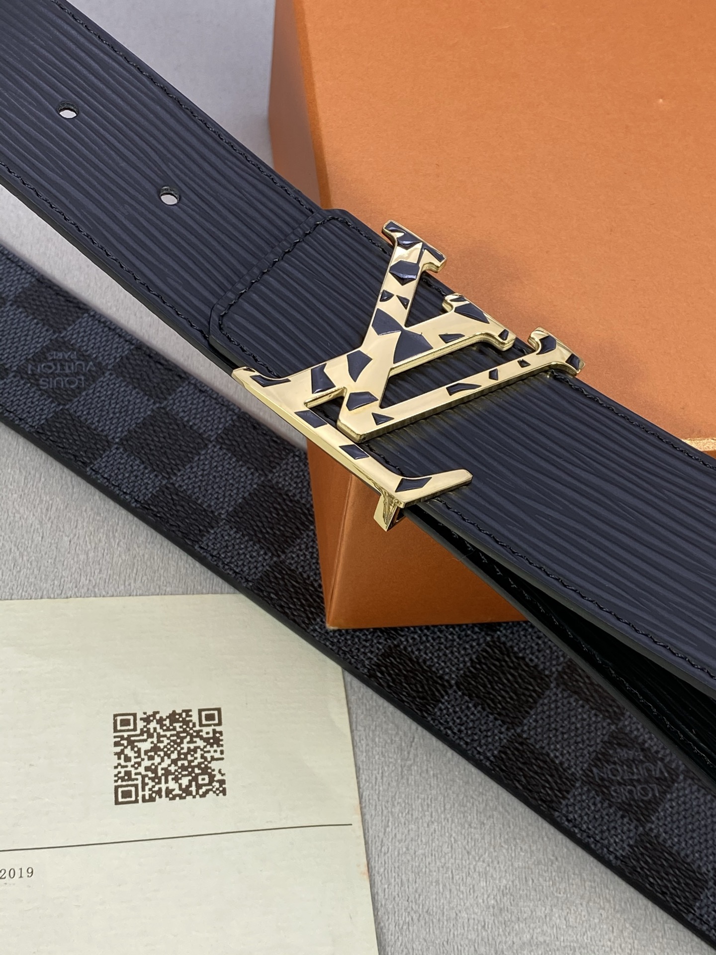  4.0宽 此款双面腰带以标志性的 LV Initiales 搭扣搭配全新 Monogram EcliP