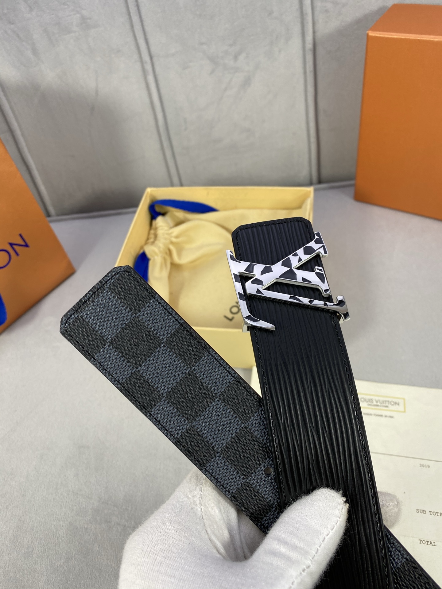  4.0宽 此款双面腰带以标志性的 LV Initiales 搭扣搭配全新 Monogram EcliP
