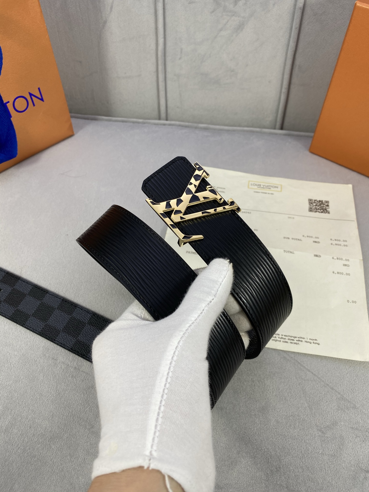  4.0宽 此款双面腰带以标志性的 LV Initiales 搭扣搭配全新 Monogram EcliP