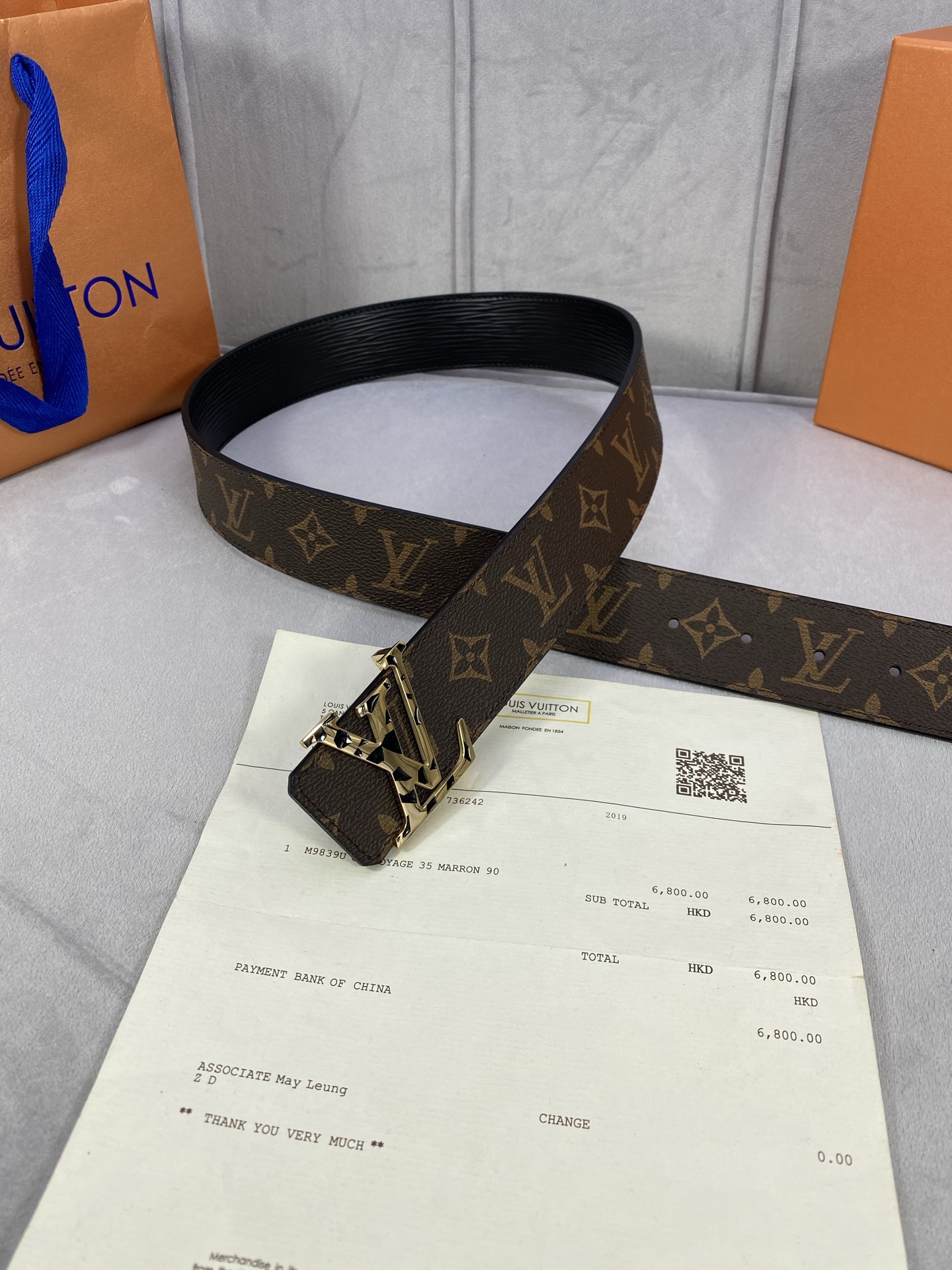 4.0宽 此款双面腰带以标志性的 LV Initiales 搭扣搭配全新 Monogram EcliP