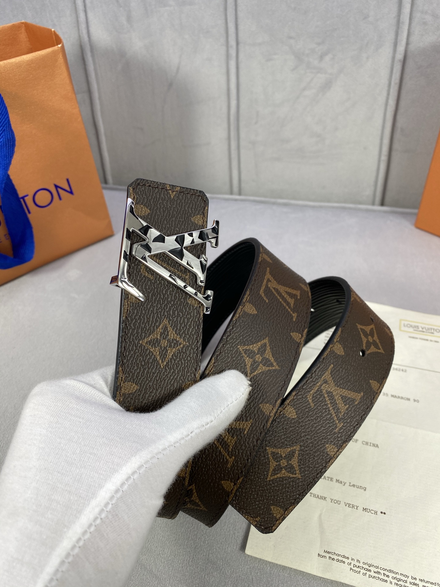  4.0宽 此款双面腰带以标志性的 LV Initiales 搭扣搭配全新 Monogram EcliP