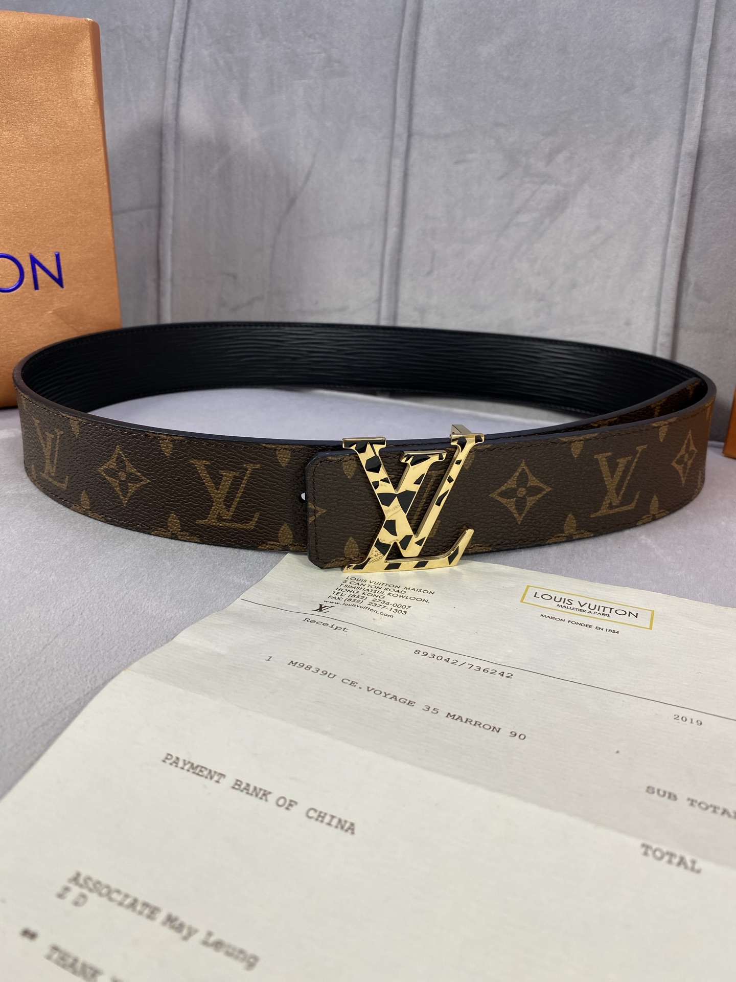  4.0宽 此款双面腰带以标志性的 LV Initiales 搭扣搭配全新 Monogram EcliP