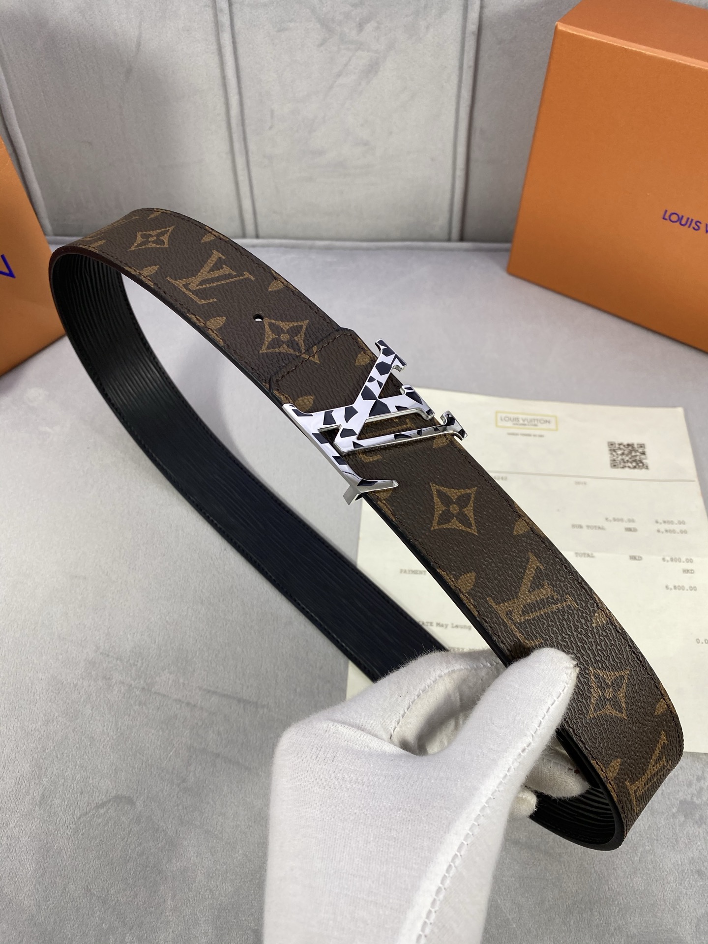  4.0宽 此款双面腰带以标志性的 LV Initiales 搭扣搭配全新 Monogram EcliP