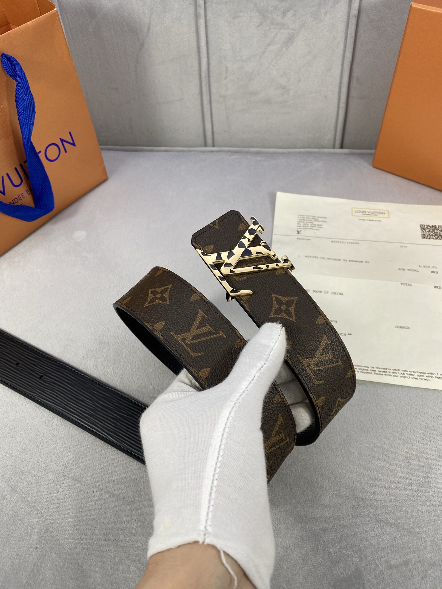  4.0宽 此款双面腰带以标志性的 LV Initiales 搭扣搭配全新 Monogram EcliP