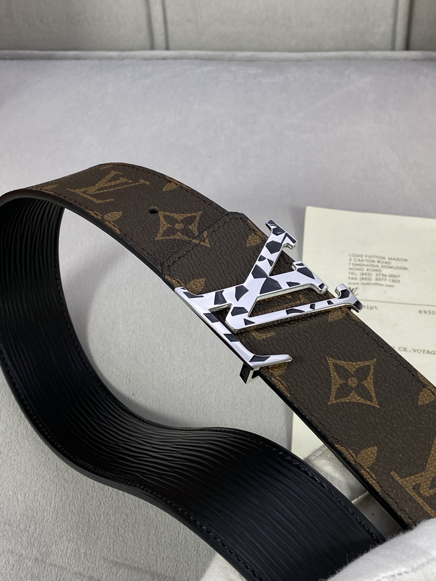  4.0宽 此款双面腰带以标志性的 LV Initiales 搭扣搭配全新 Monogram EcliP