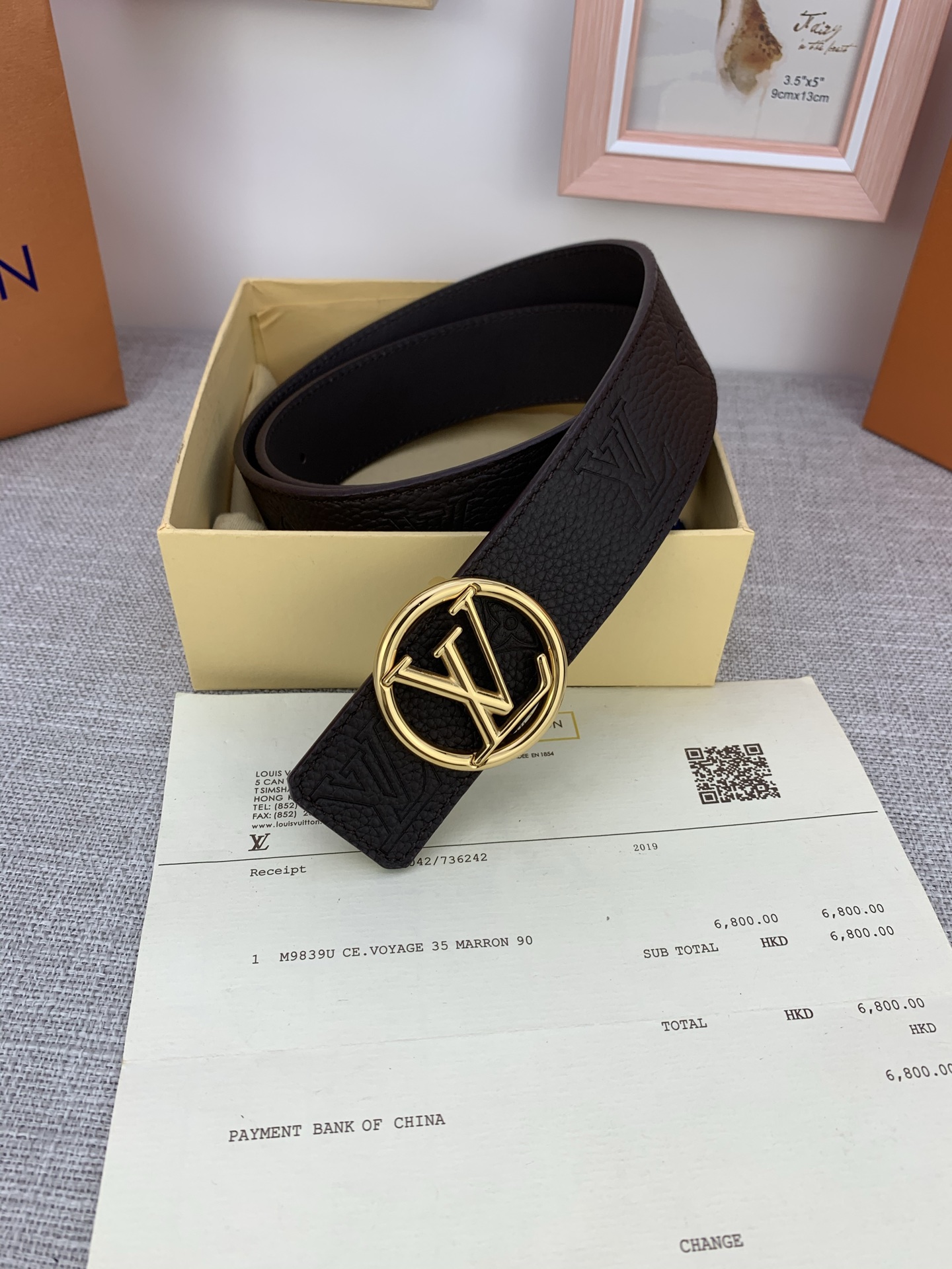  4.0宽 LV Shadow 腰带拥有 Monogram Shadow 皮革的经典风尚和素面皮革的内敛