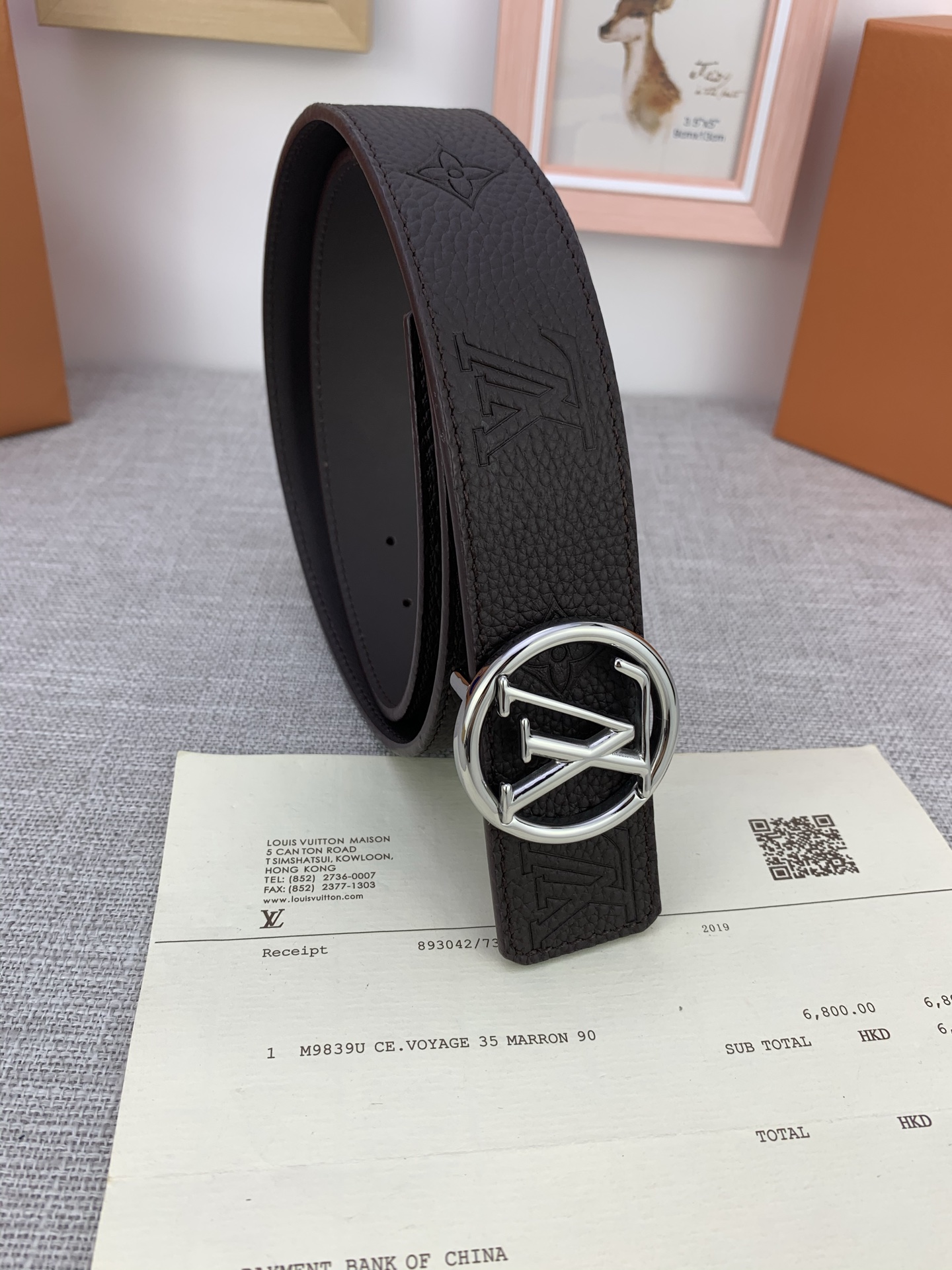  4.0宽 LV Shadow 腰带拥有 Monogram Shadow 皮革的经典风尚和素面皮革的内敛