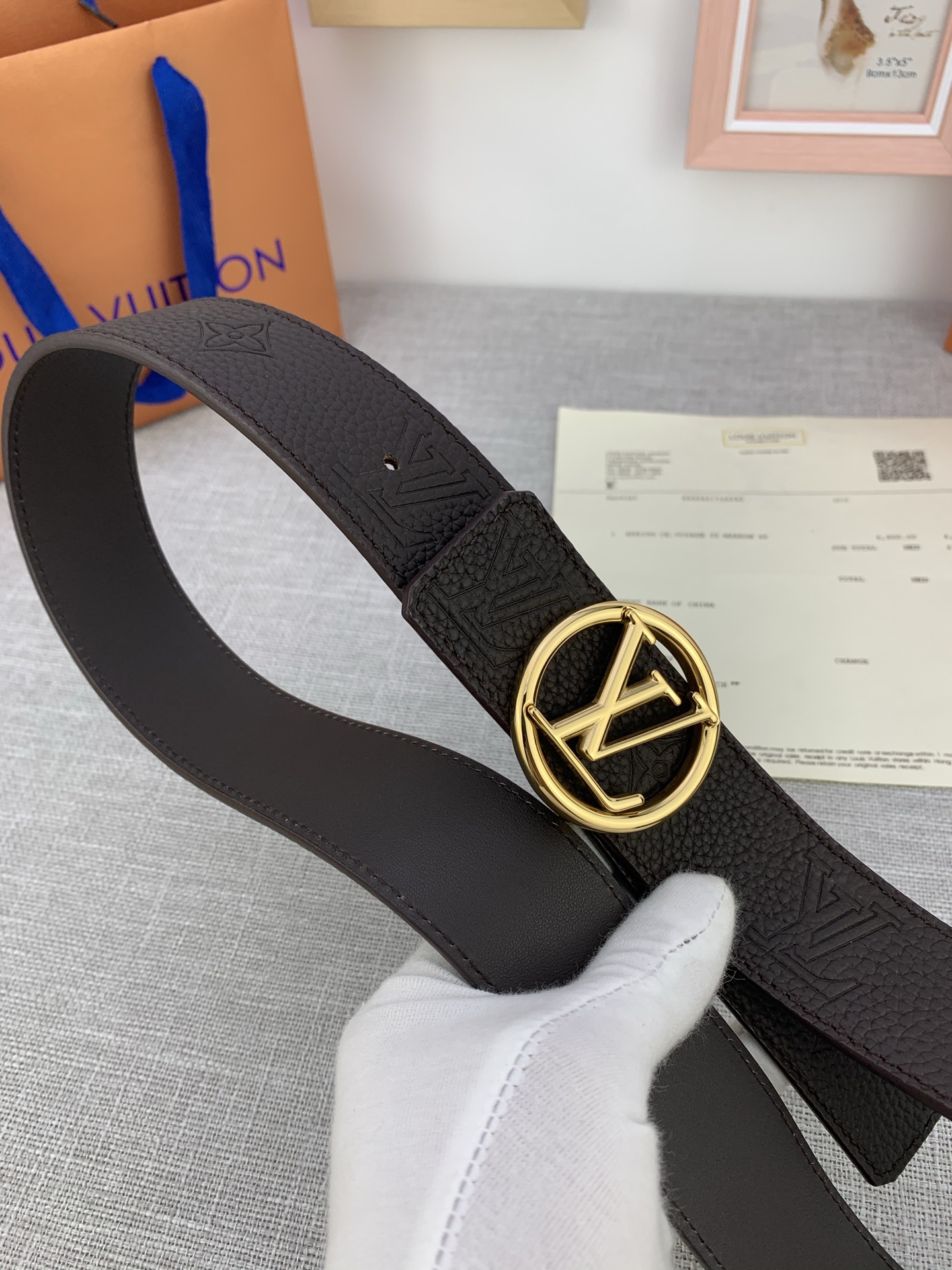  4.0宽 LV Shadow 腰带拥有 Monogram Shadow 皮革的经典风尚和素面皮革的内敛