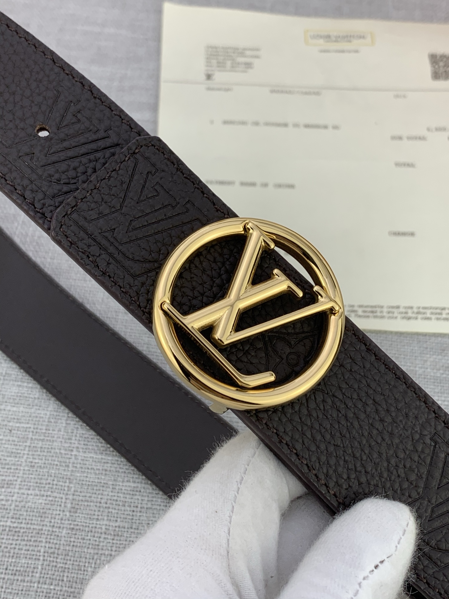  4.0宽 LV Shadow 腰带拥有 Monogram Shadow 皮革的经典风尚和素面皮革的内敛