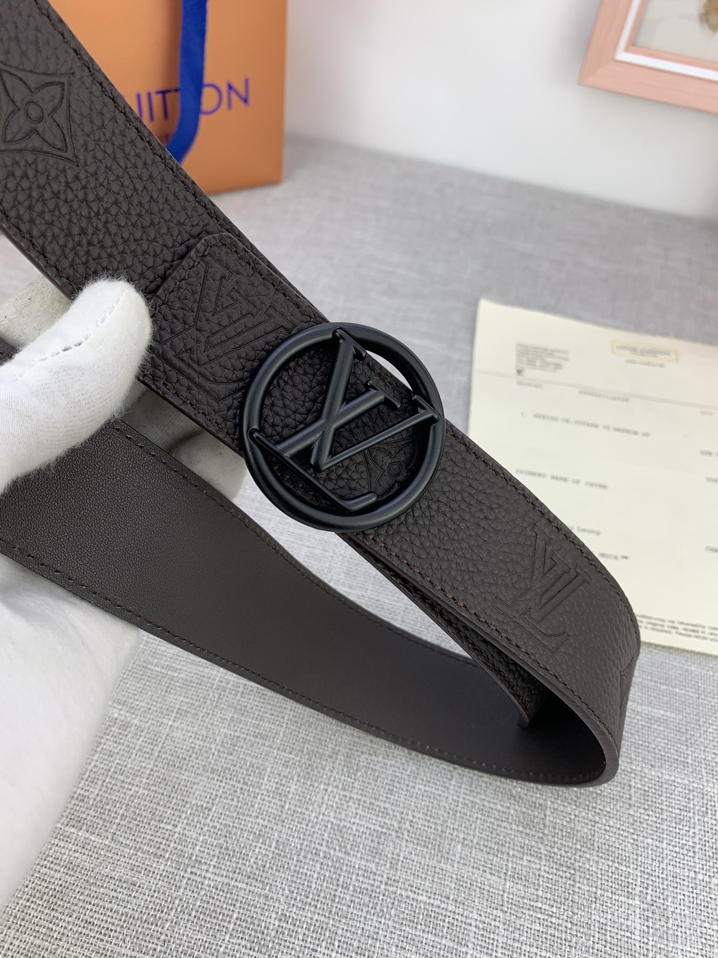  4.0宽 LV Shadow 腰带拥有 Monogram Shadow 皮革的经典风尚和素面皮革的内敛
