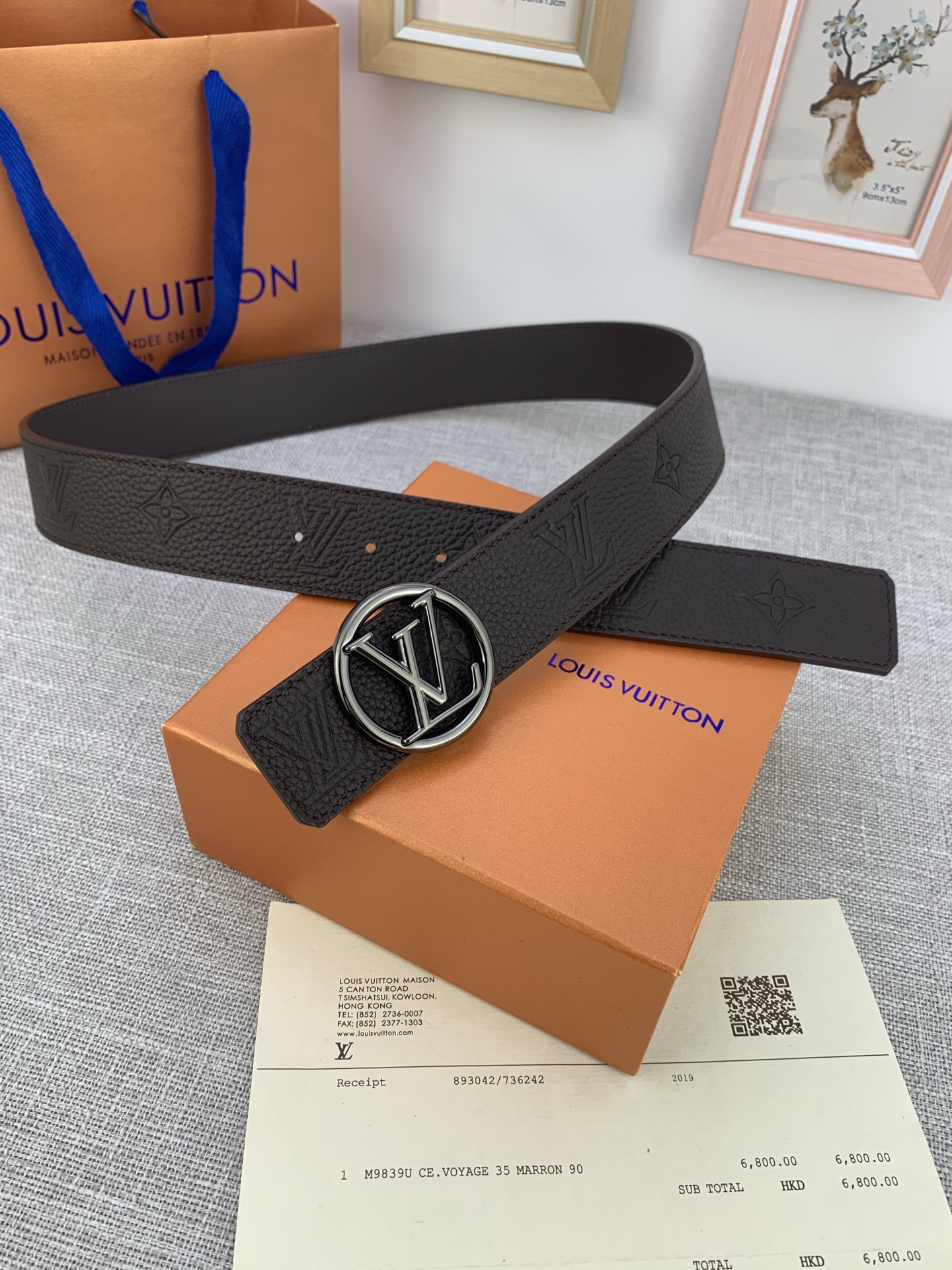  4.0宽 LV Shadow 腰带拥有 Monogram Shadow 皮革的经典风尚和素面皮革的内敛