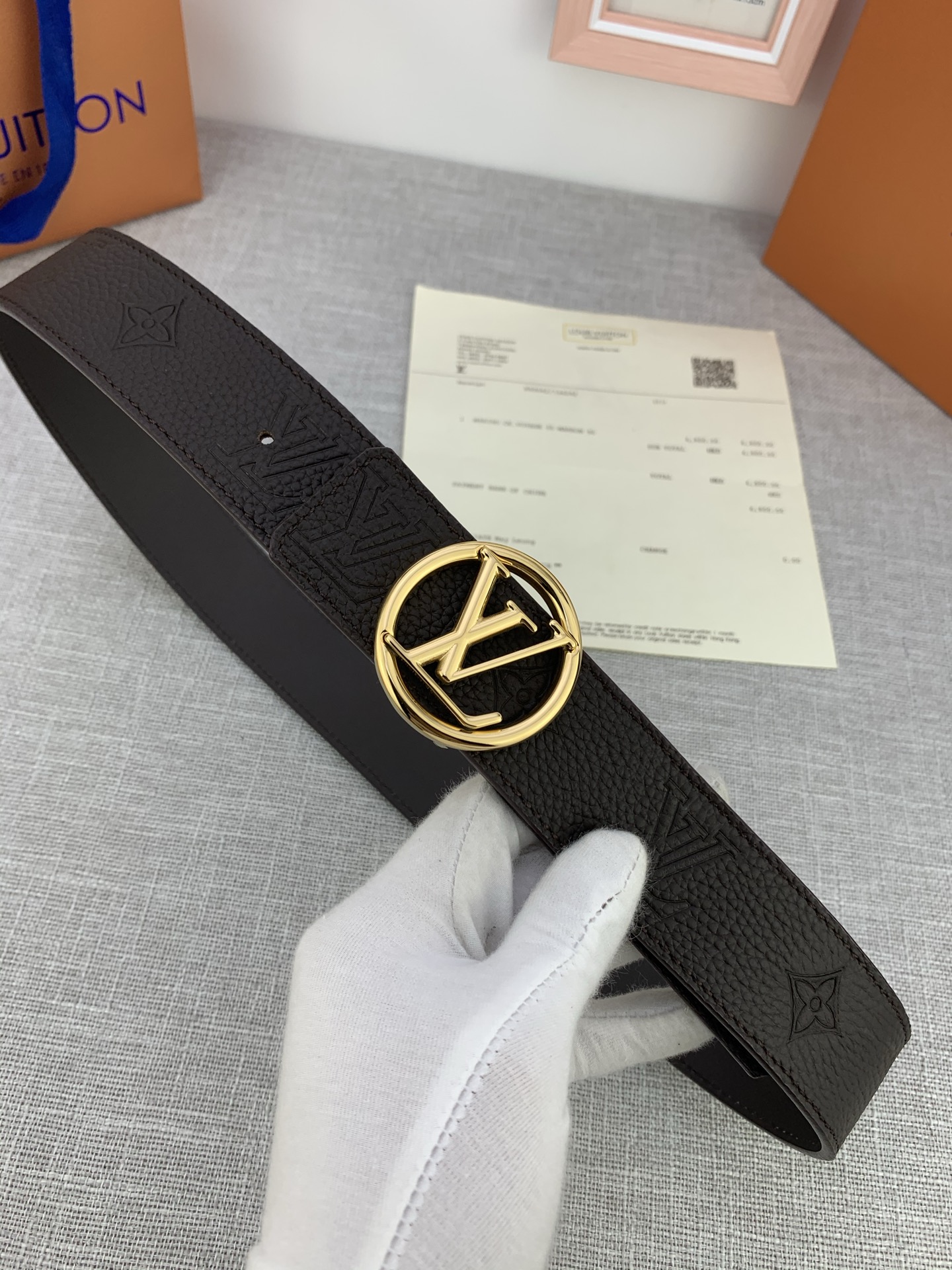  4.0宽 LV Shadow 腰带拥有 Monogram Shadow 皮革的经典风尚和素面皮革的内敛