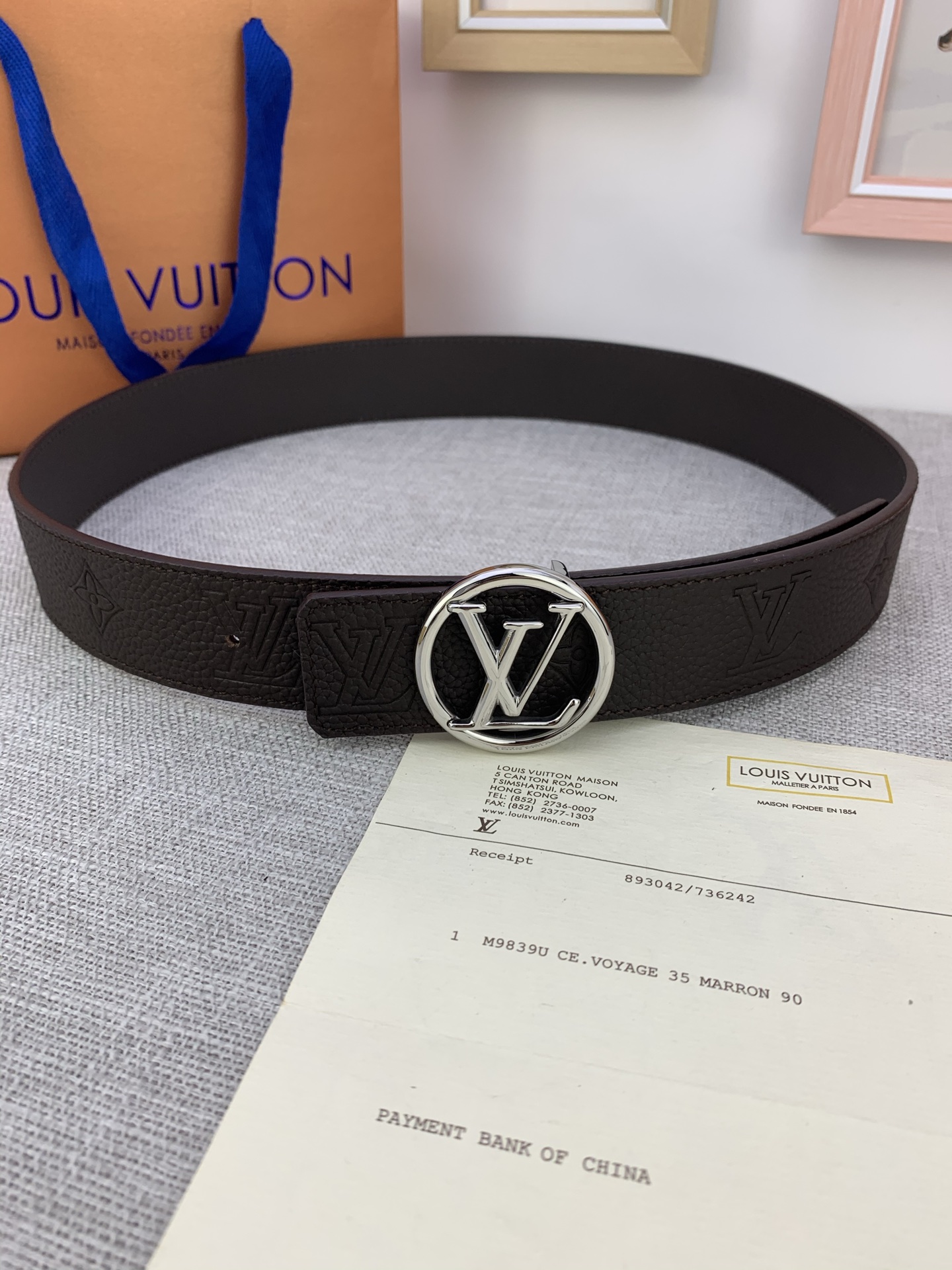  4.0宽 LV Shadow 腰带拥有 Monogram Shadow 皮革的经典风尚和素面皮革的内敛
