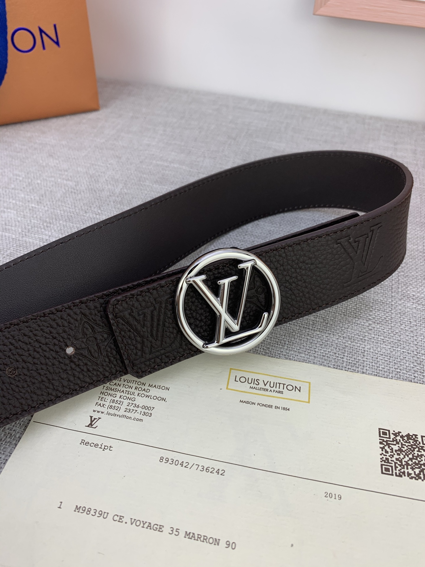  4.0宽 LV Shadow 腰带拥有 Monogram Shadow 皮革的经典风尚和素面皮革的内敛
