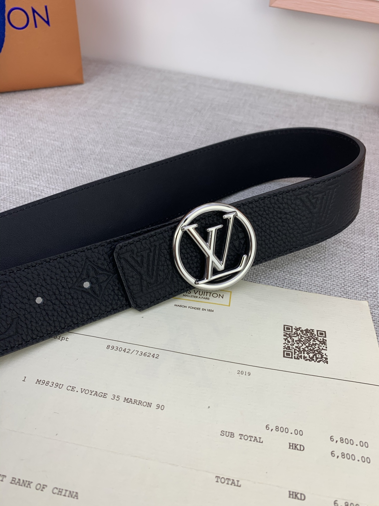  4.0宽 LV Shadow 腰带拥有 Monogram Shadow 皮革的经典风尚和素面皮革的内敛