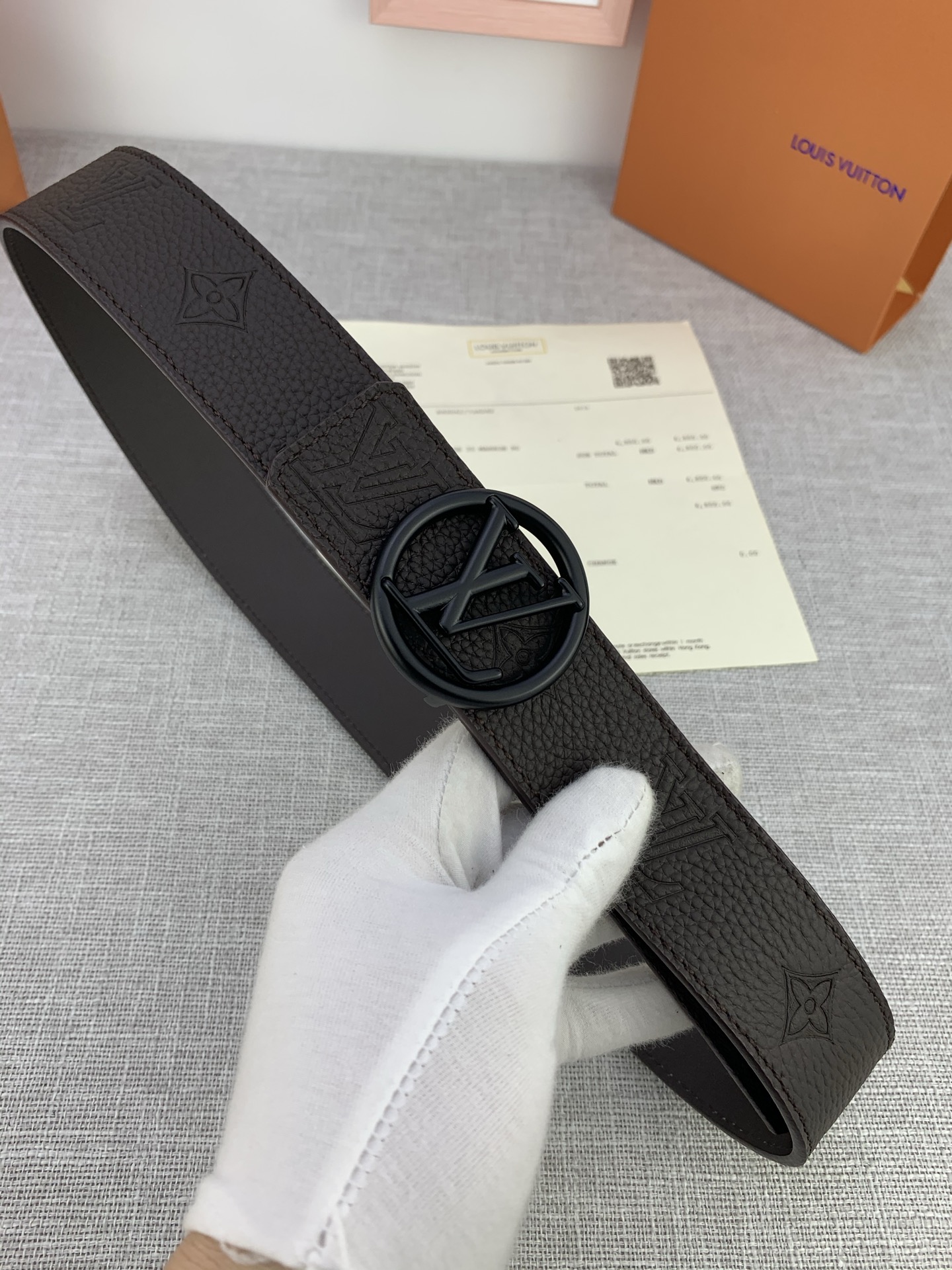  4.0宽 LV Shadow 腰带拥有 Monogram Shadow 皮革的经典风尚和素面皮革的内敛