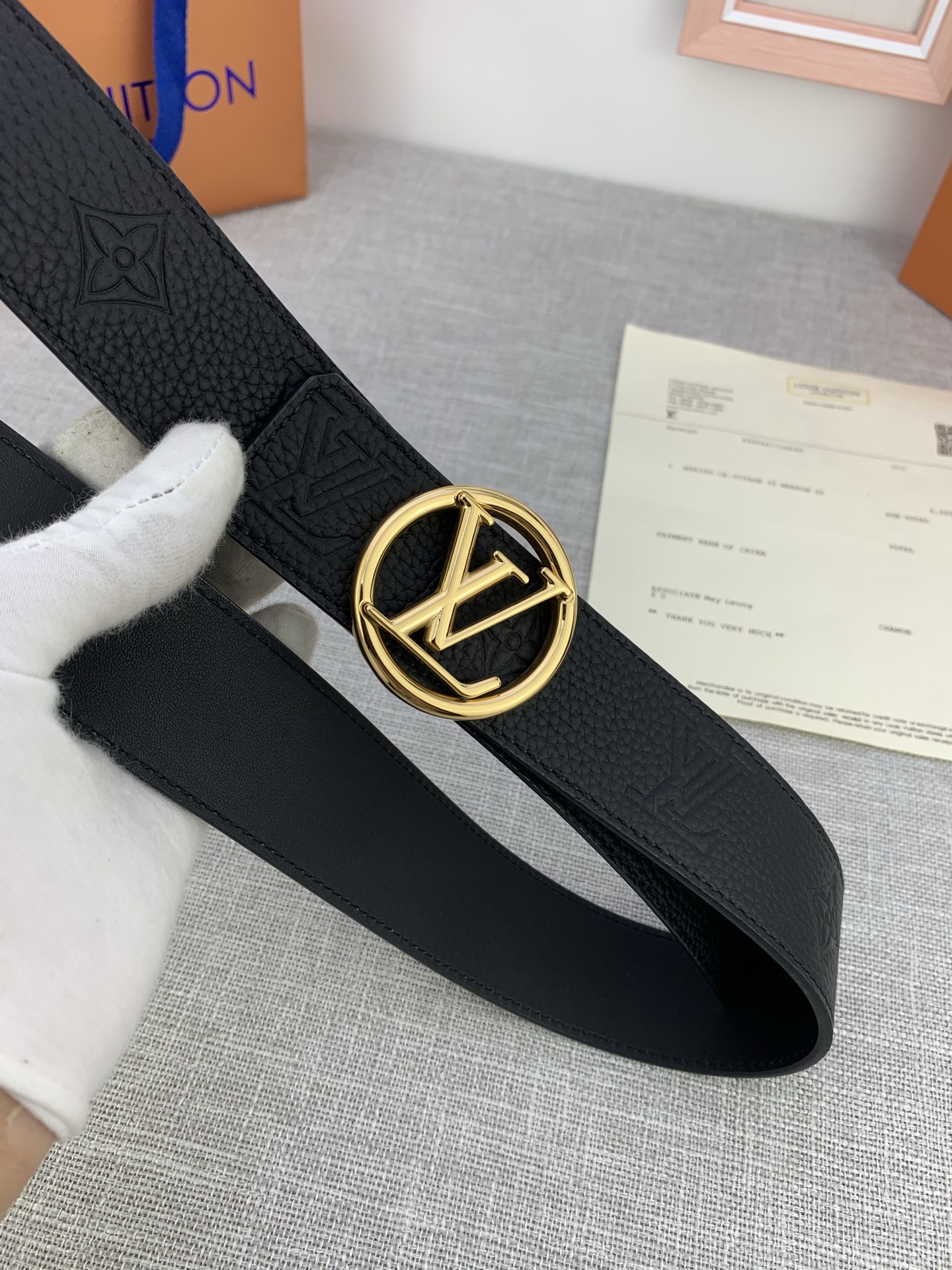  4.0宽 LV Shadow 腰带拥有 Monogram Shadow 皮革的经典风尚和素面皮革的内敛