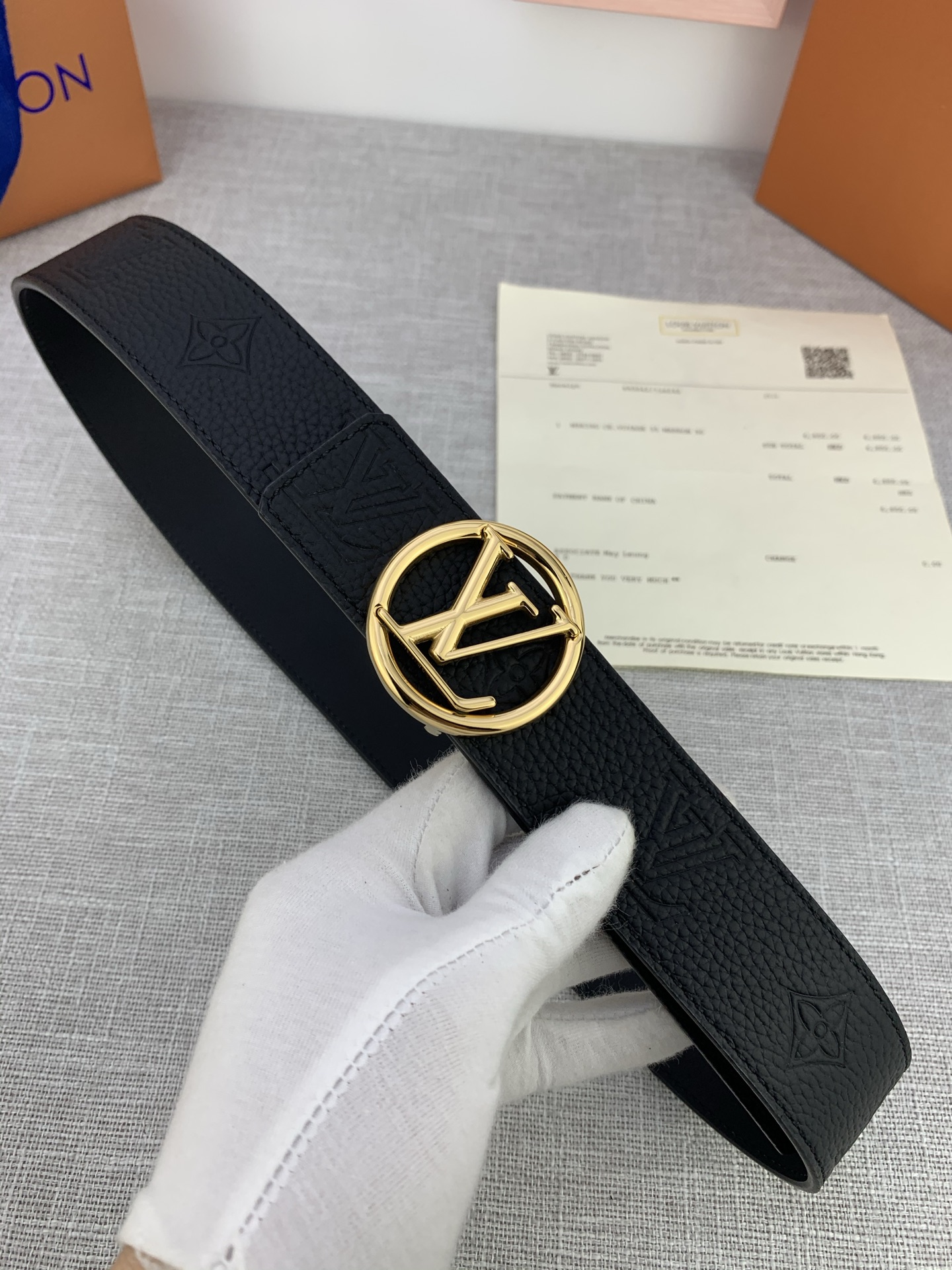  4.0宽 LV Shadow 腰带拥有 Monogram Shadow 皮革的经典风尚和素面皮革的内敛