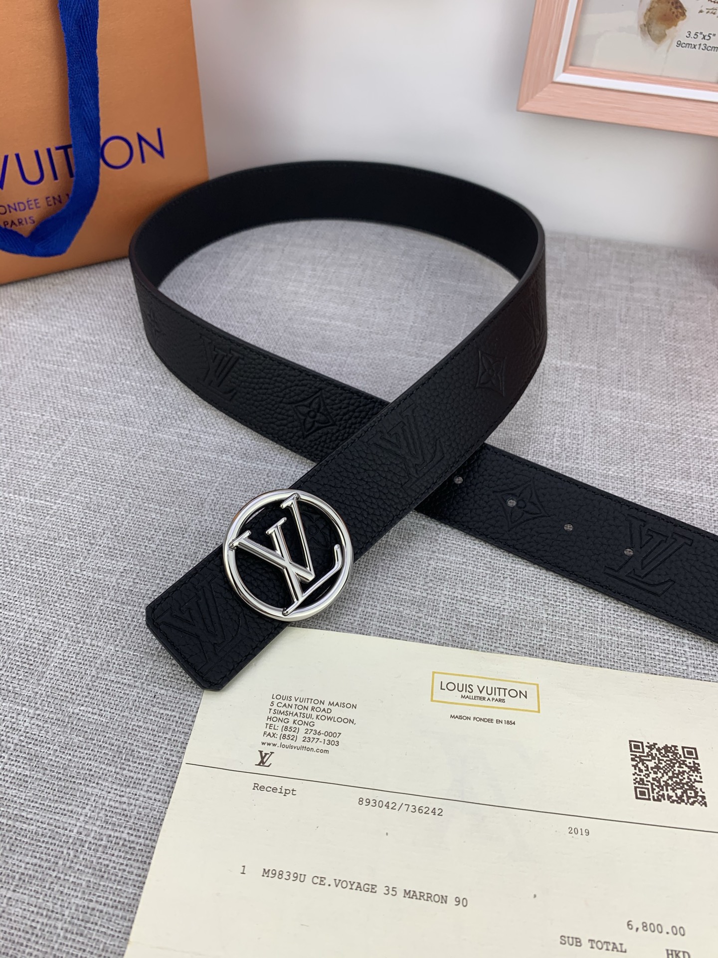  4.0宽 LV Shadow 腰带拥有 Monogram Shadow 皮革的经典风尚和素面皮革的内敛