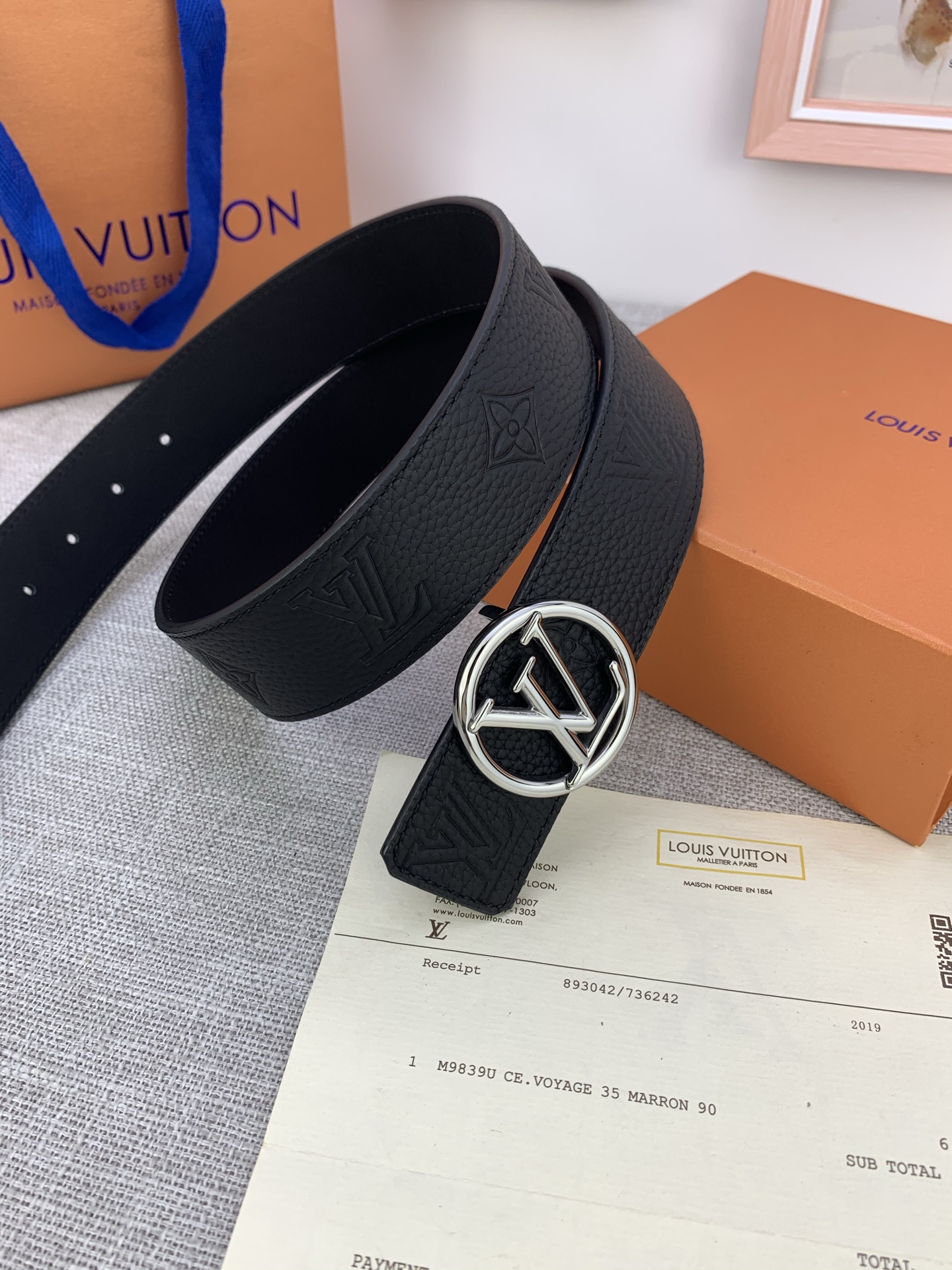  4.0宽 LV Shadow 腰带拥有 Monogram Shadow 皮革的经典风尚和素面皮革的内敛