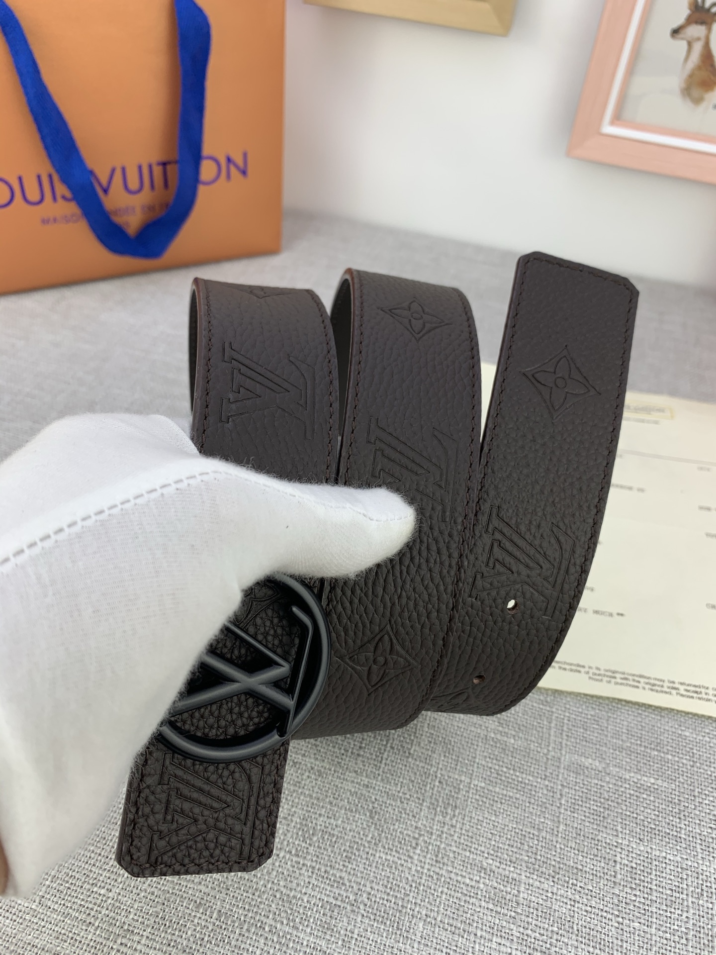  4.0宽 LV Shadow 腰带拥有 Monogram Shadow 皮革的经典风尚和素面皮革的内敛