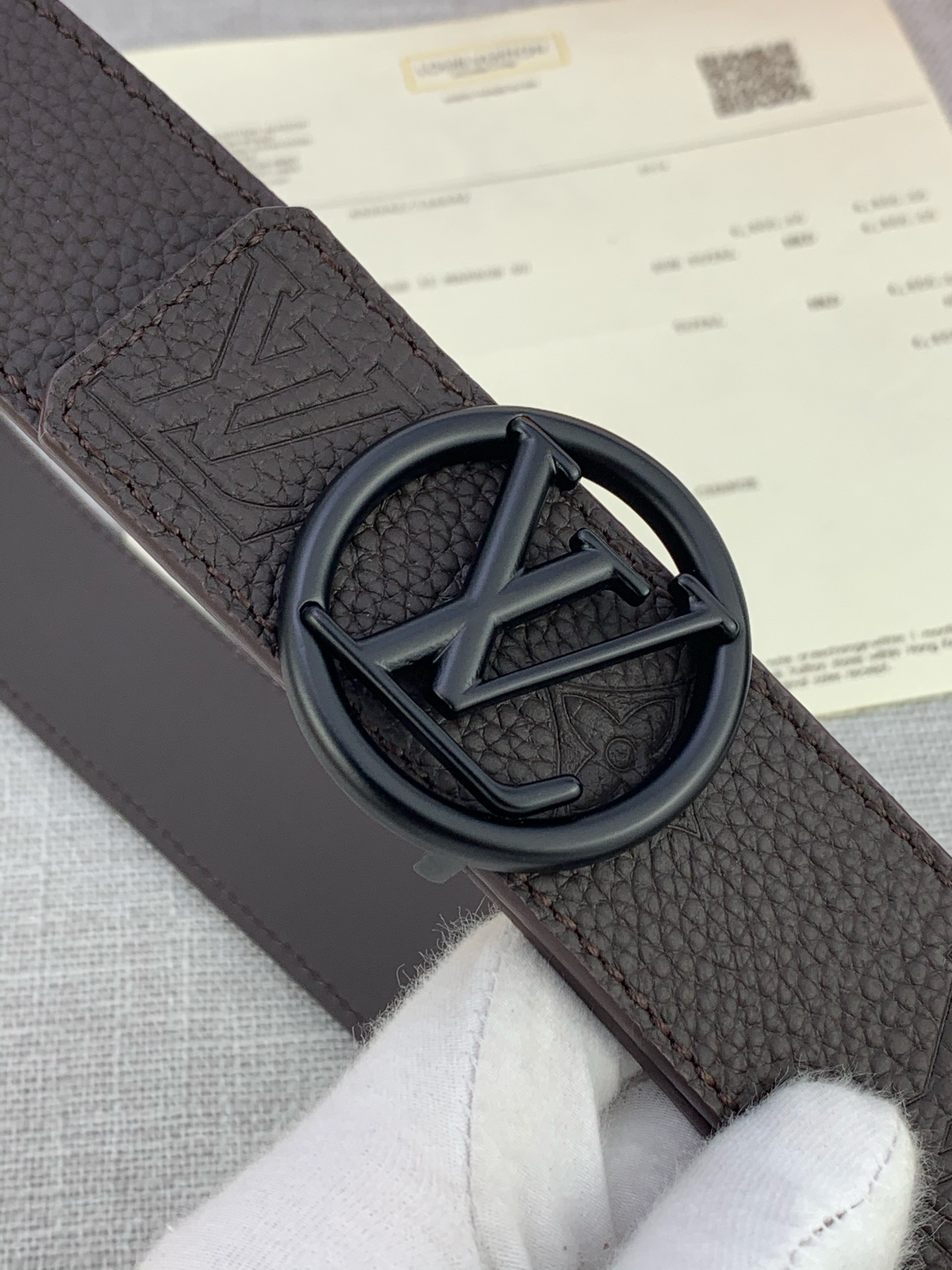  4.0宽 LV Shadow 腰带拥有 Monogram Shadow 皮革的经典风尚和素面皮革的内敛
