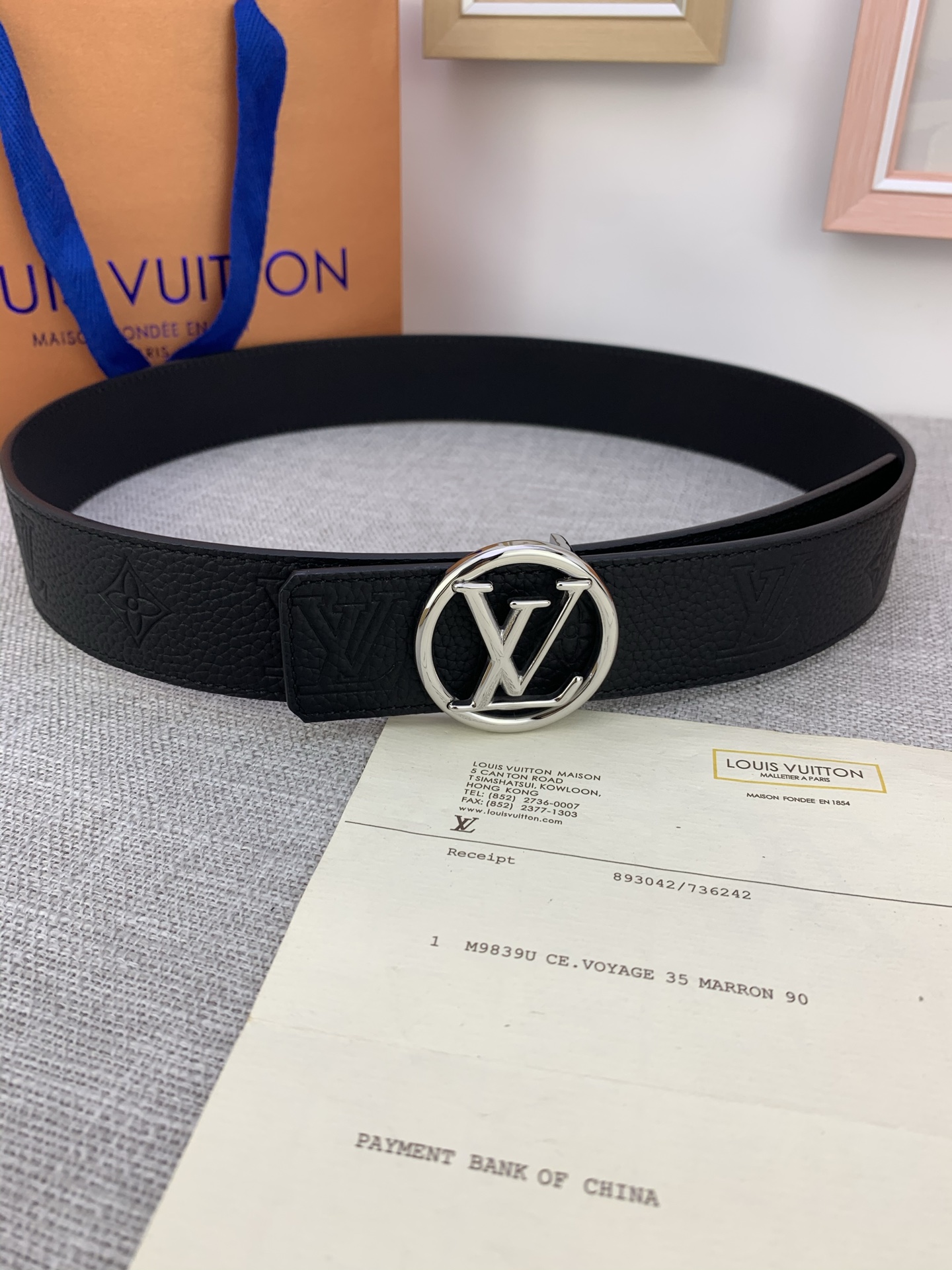 4.0宽 LV Shadow 腰带拥有 Monogram Shadow 皮革的经典风尚和素面皮革的内敛
