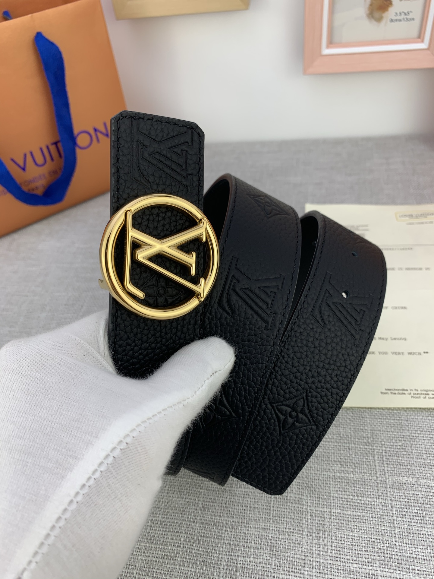  4.0宽 LV Shadow 腰带拥有 Monogram Shadow 皮革的经典风尚和素面皮革的内敛