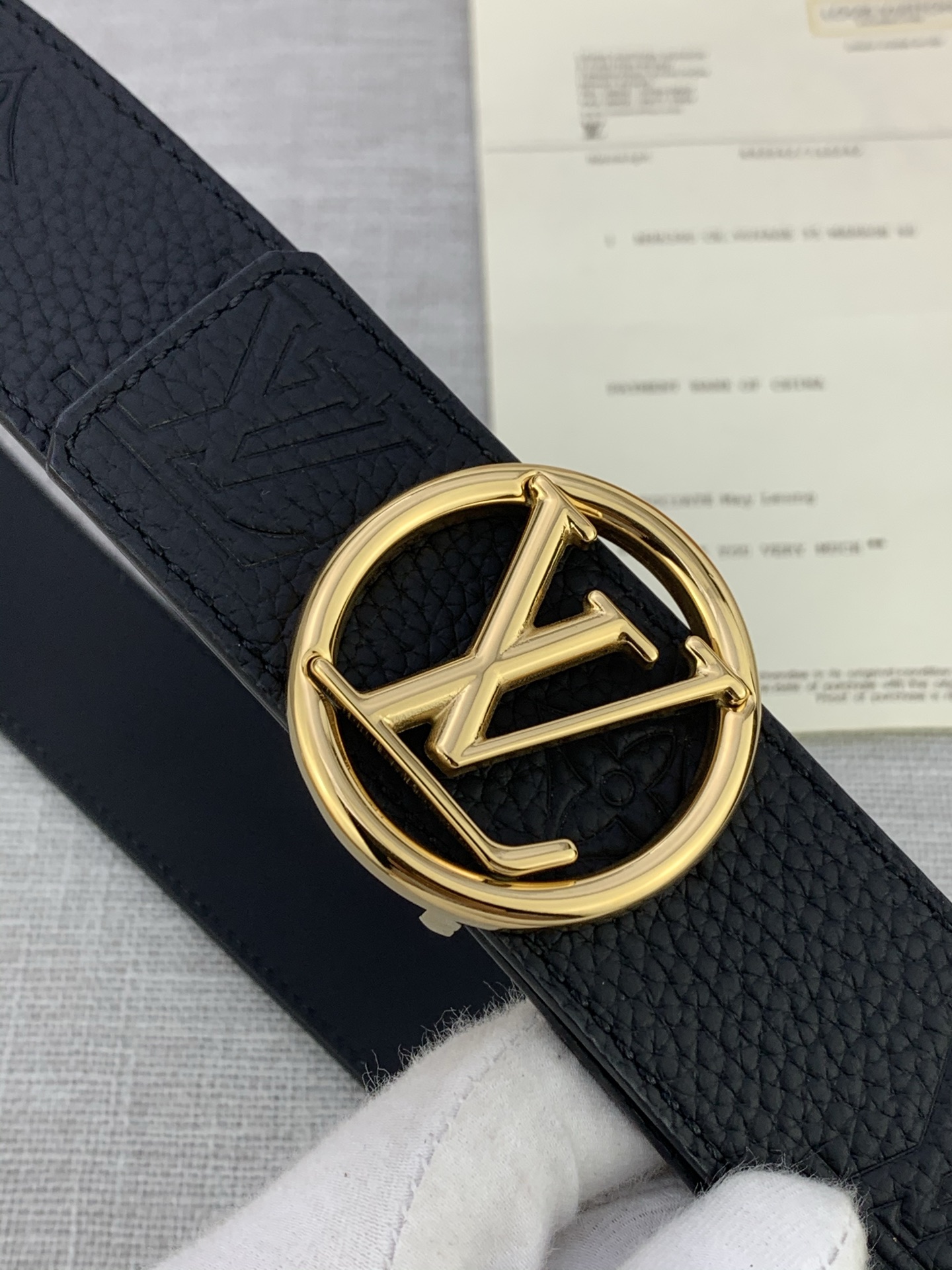  4.0宽 LV Shadow 腰带拥有 Monogram Shadow 皮革的经典风尚和素面皮革的内敛
