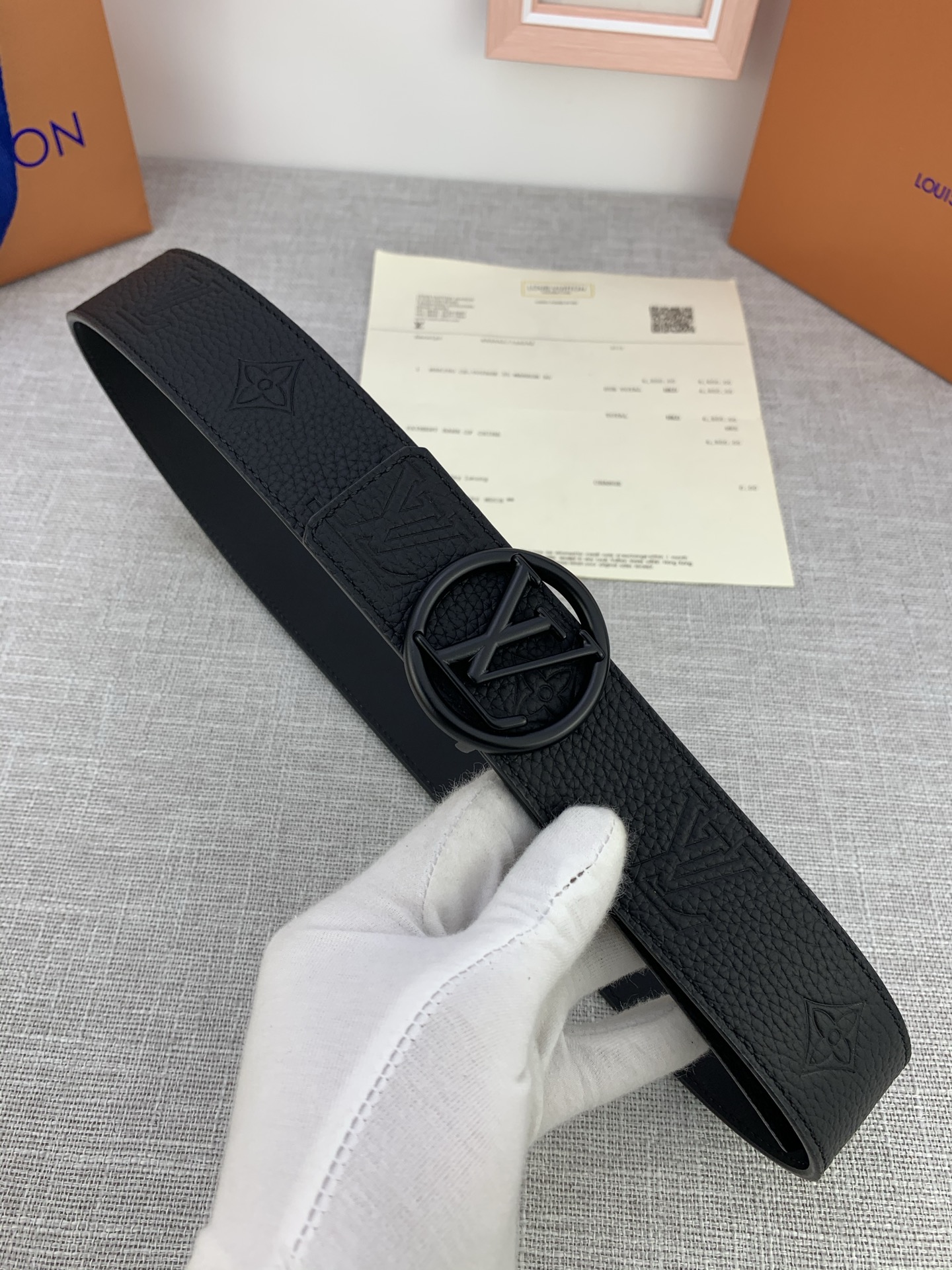 4.0宽 LV Shadow 腰带拥有 Monogram Shadow 皮革的经典风尚和素面皮革的内敛
