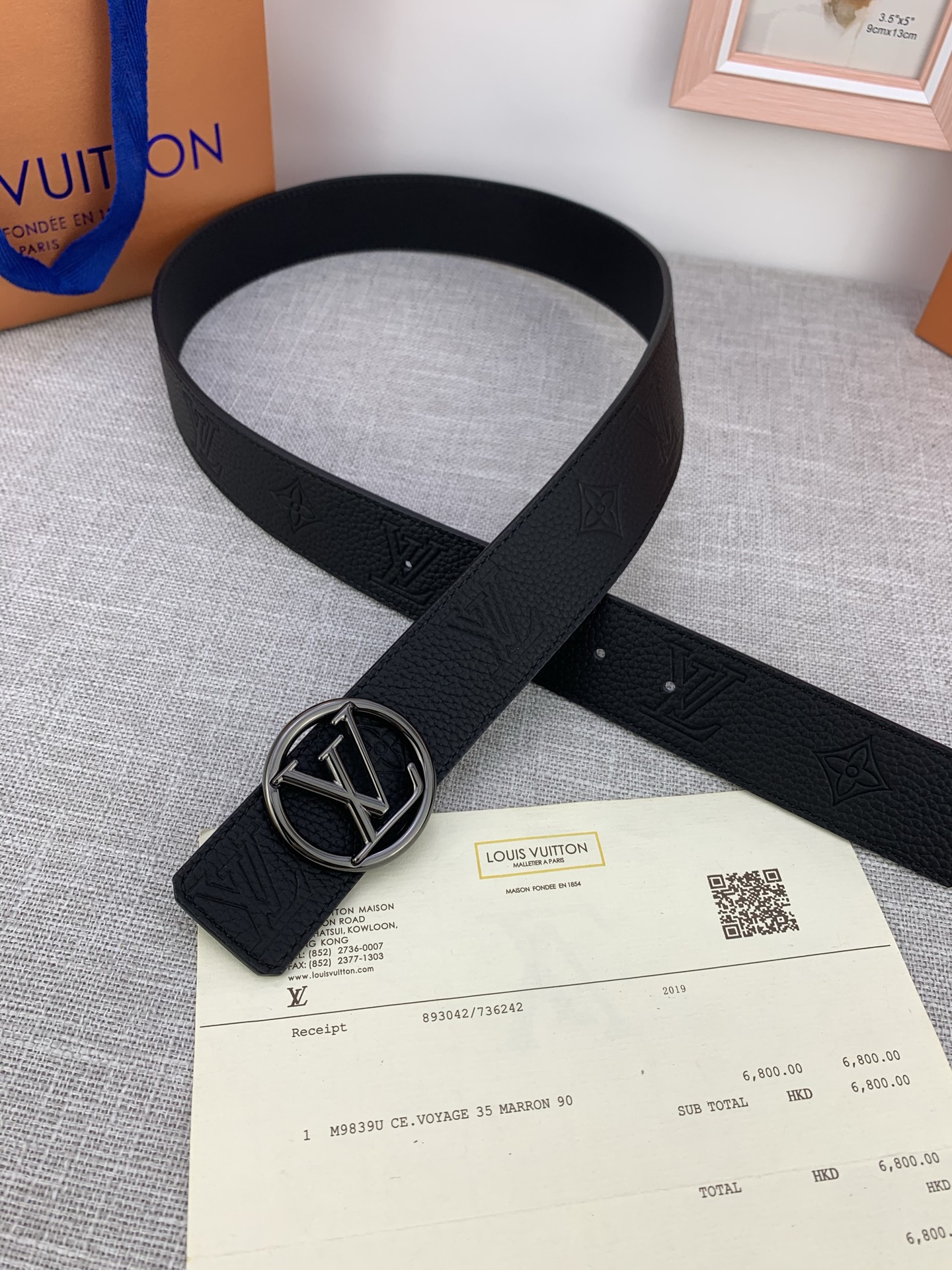  4.0宽 LV Shadow 腰带拥有 Monogram Shadow 皮革的经典风尚和素面皮革的内敛