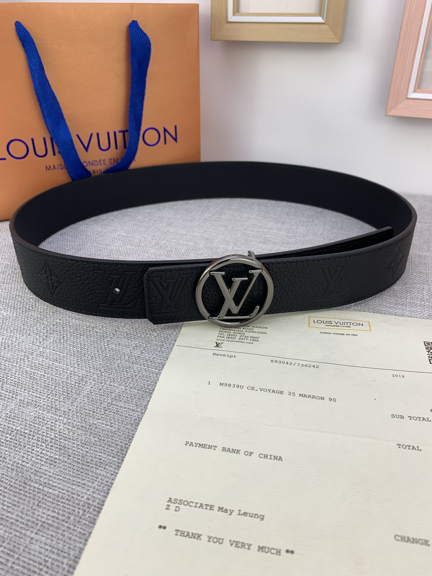  4.0宽 LV Shadow 腰带拥有 Monogram Shadow 皮革的经典风尚和素面皮革的内敛
