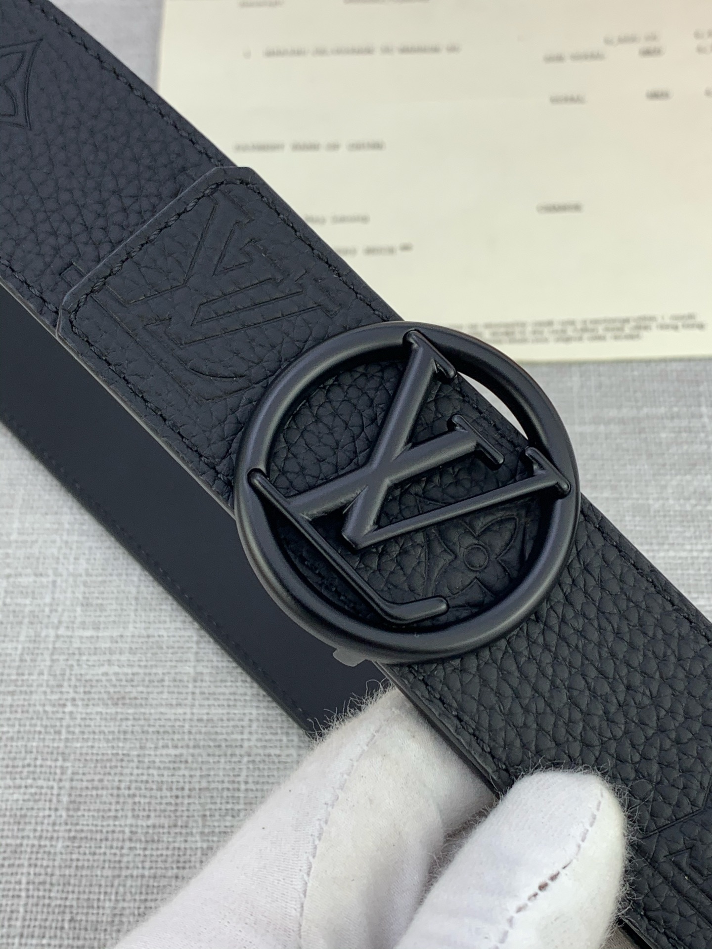  4.0宽 LV Shadow 腰带拥有 Monogram Shadow 皮革的经典风尚和素面皮革的内敛