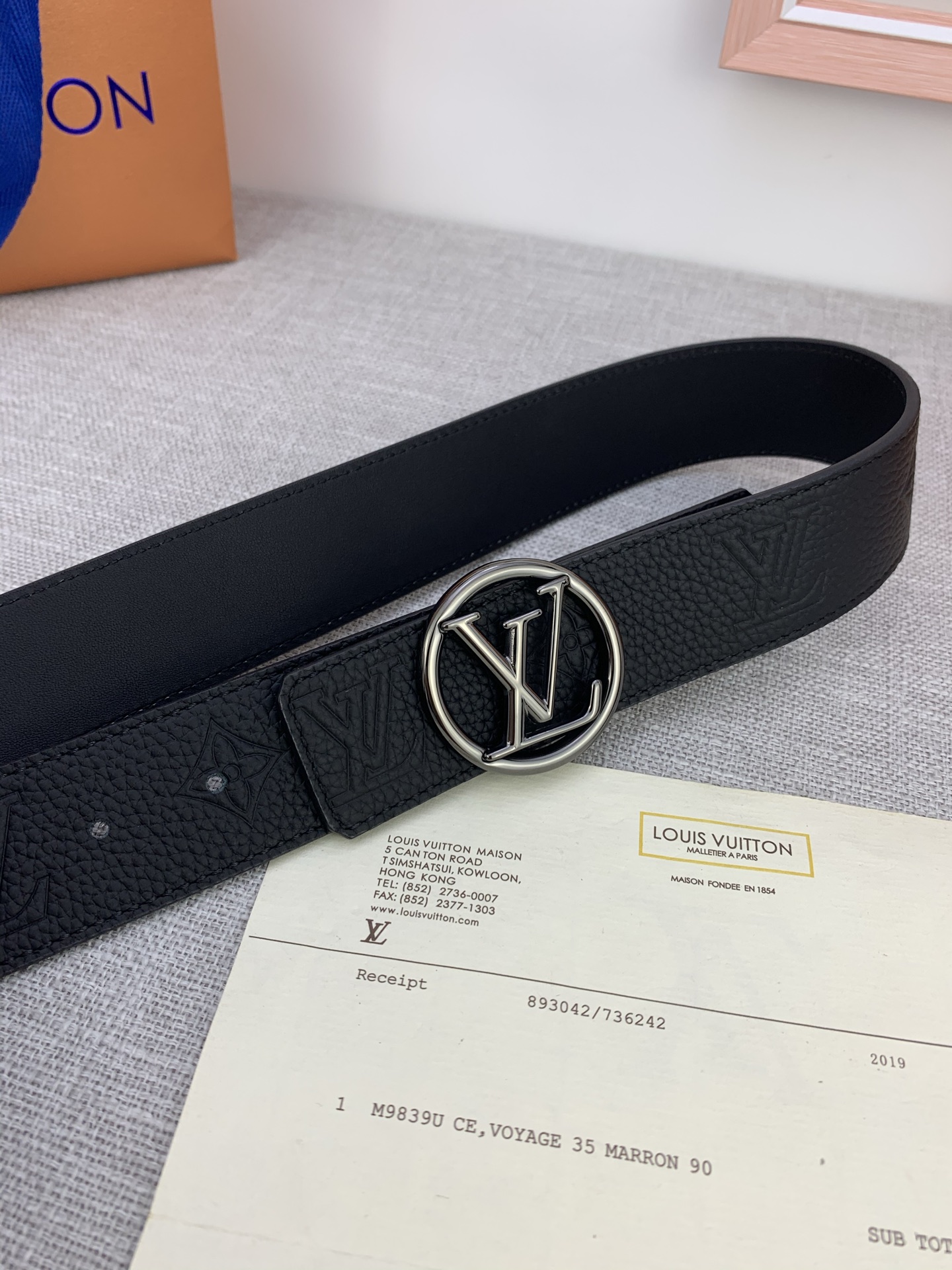  4.0宽 LV Shadow 腰带拥有 Monogram Shadow 皮革的经典风尚和素面皮革的内敛
