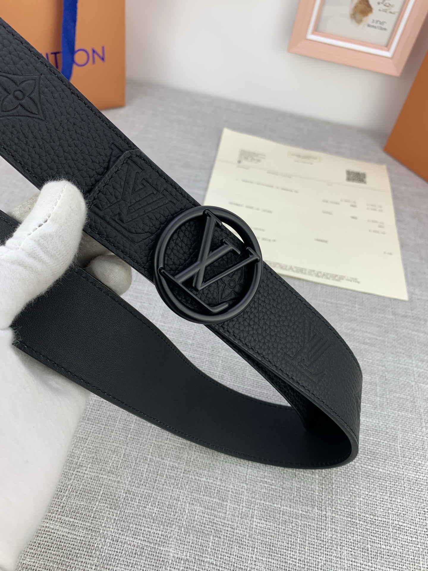  4.0宽 LV Shadow 腰带拥有 Monogram Shadow 皮革的经典风尚和素面皮革的内敛