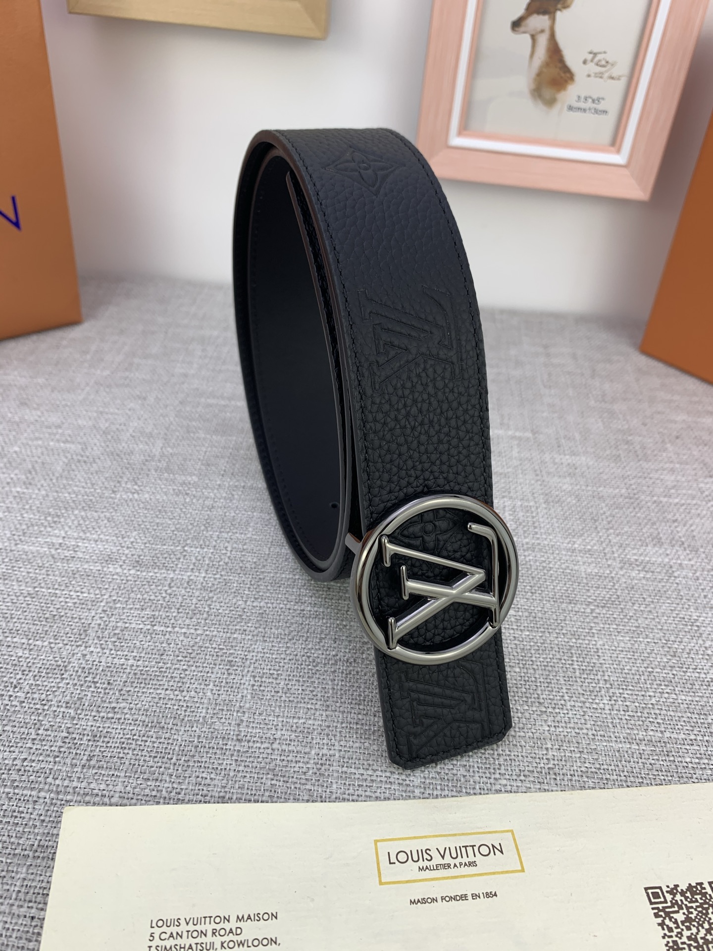  4.0宽 LV Shadow 腰带拥有 Monogram Shadow 皮革的经典风尚和素面皮革的内敛