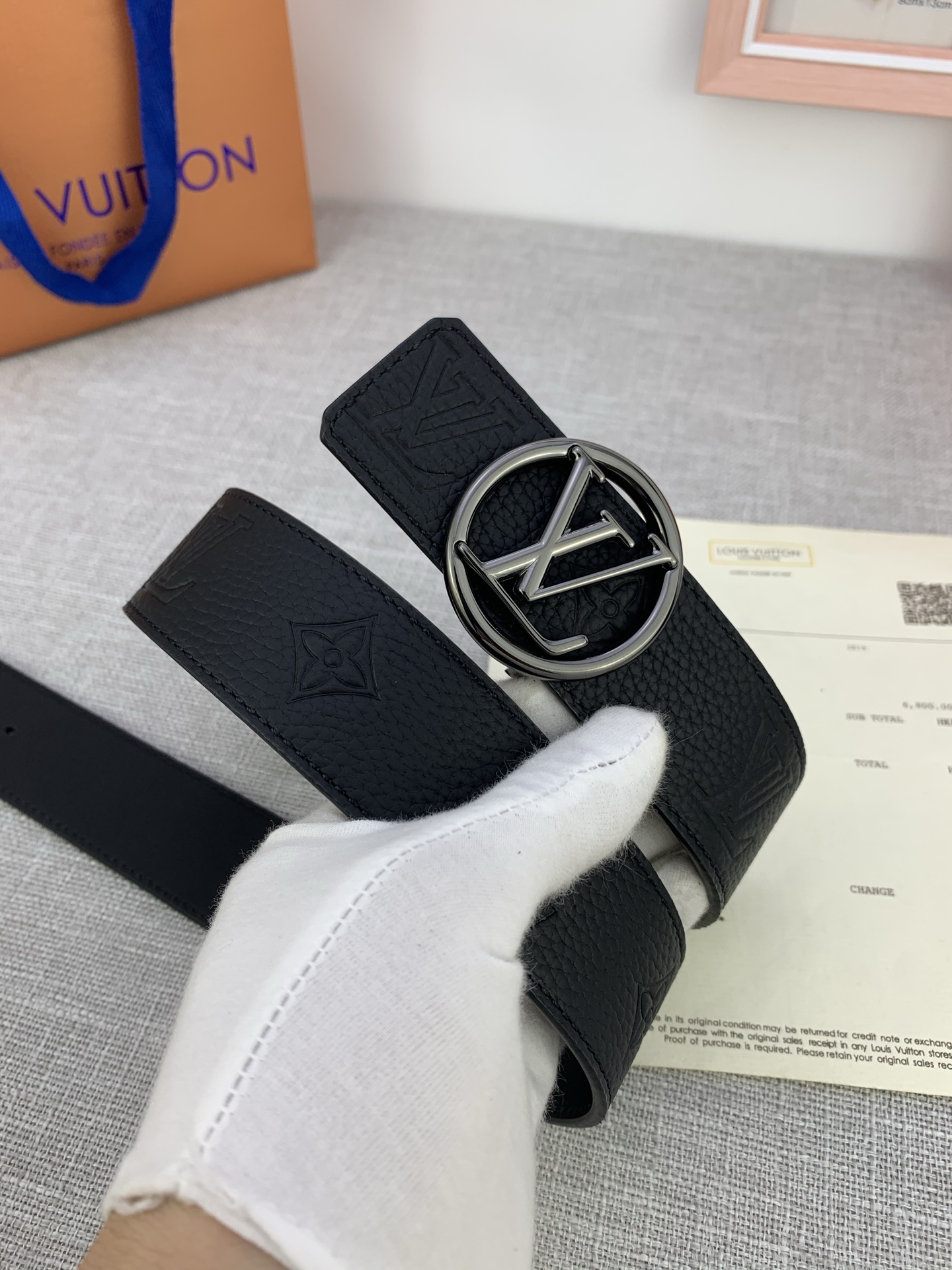  4.0宽 LV Shadow 腰带拥有 Monogram Shadow 皮革的经典风尚和素面皮革的内敛