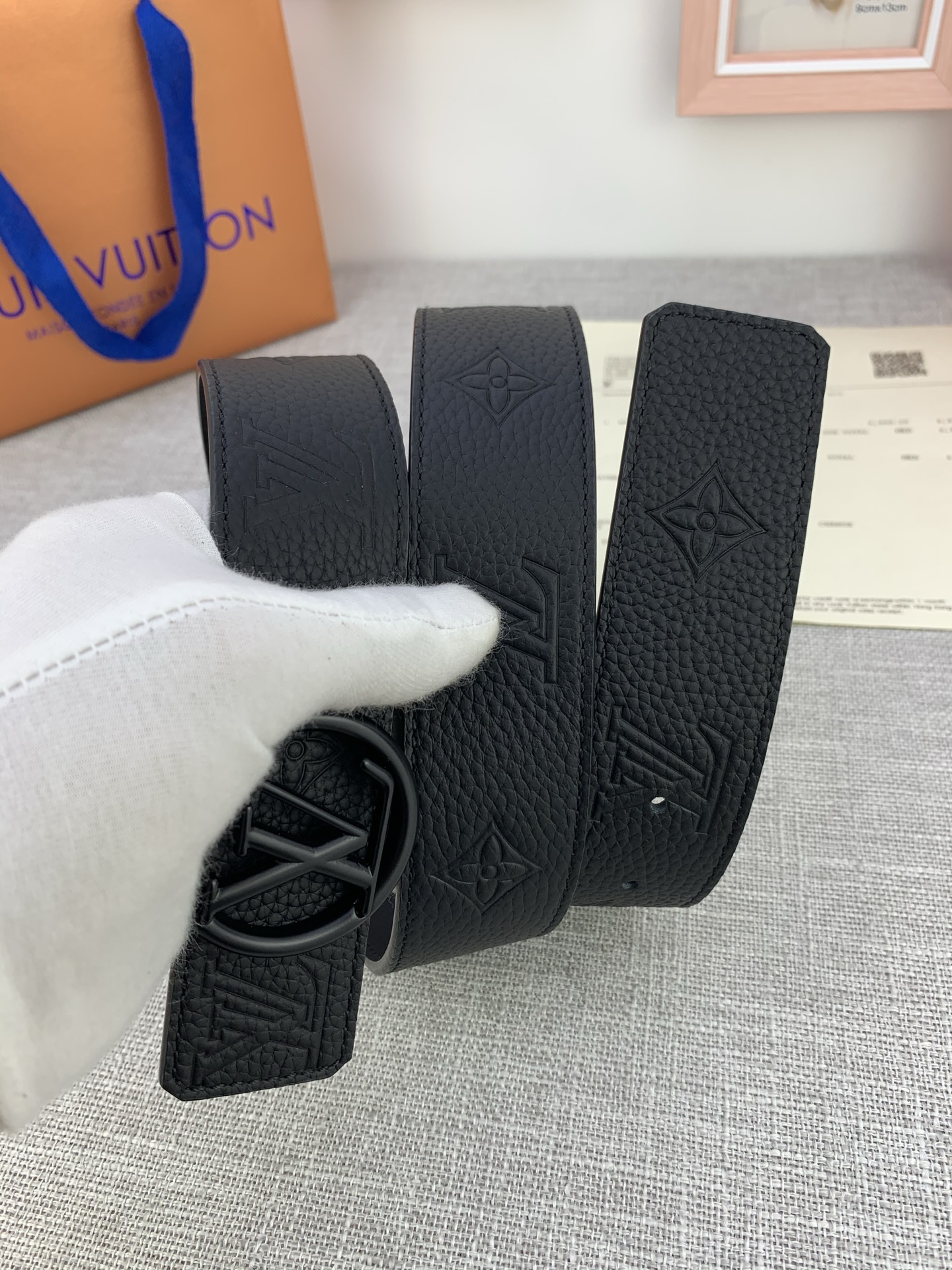  4.0宽 LV Shadow 腰带拥有 Monogram Shadow 皮革的经典风尚和素面皮革的内敛