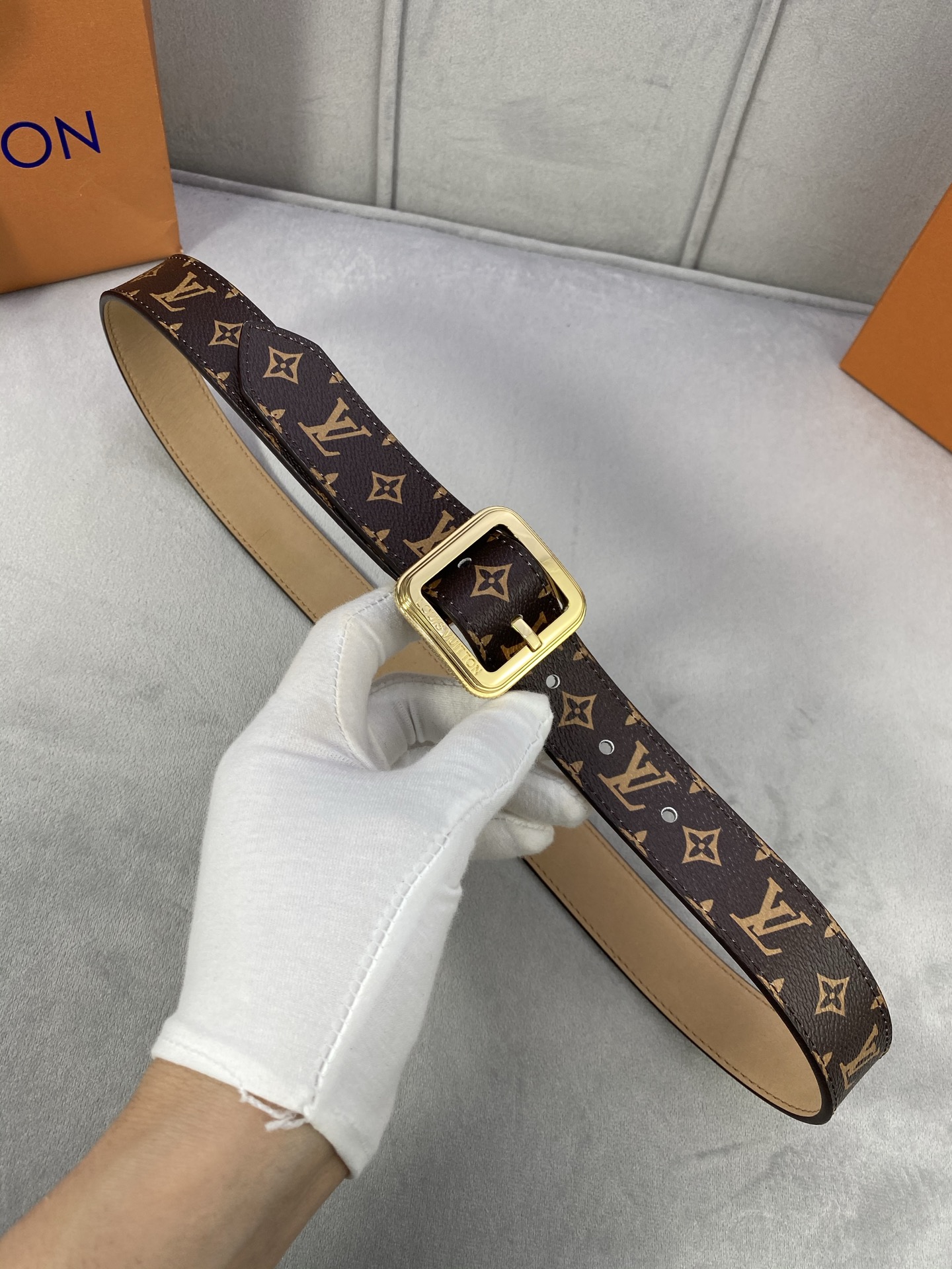  3.0寬LV Timeless 腰帶擁有纖細皮革帶，為考究針式搭扣Elements 標識。尖形末端廓形