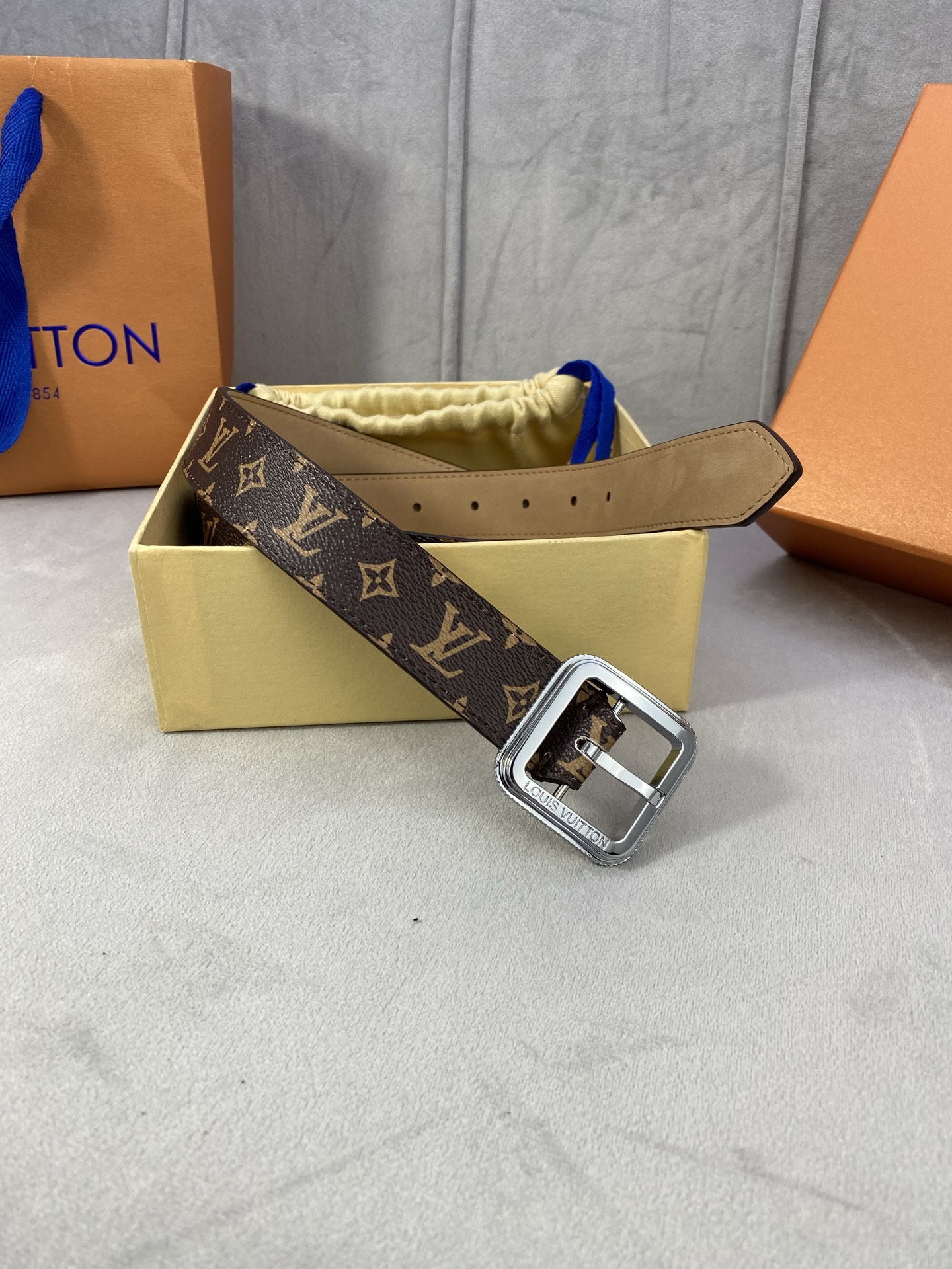 3.0寬LV Timeless 腰帶擁有纖細皮革帶，為考究針式搭扣Elements 標識。尖形末端廓形