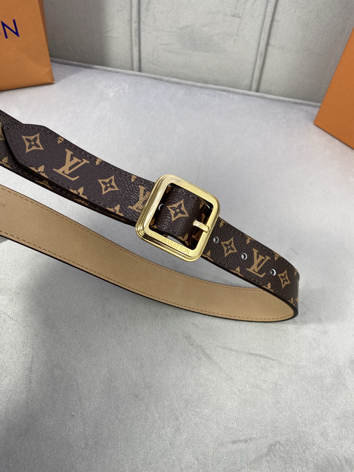  3.0寬LV Timeless 腰帶擁有纖細皮革帶，為考究針式搭扣Elements 標識。尖形末端廓形