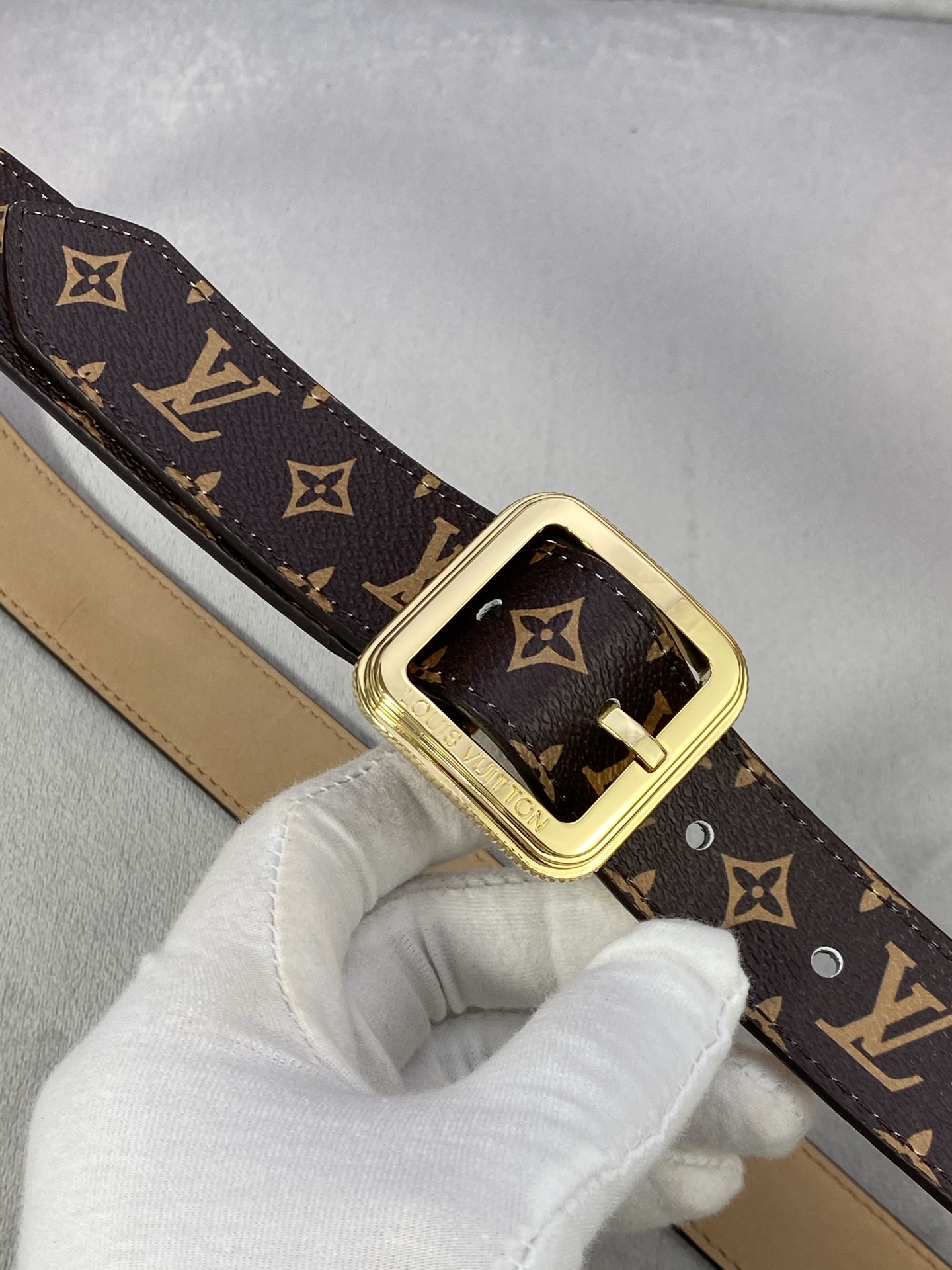  3.0寬LV Timeless 腰帶擁有纖細皮革帶，為考究針式搭扣Elements 標識。尖形末端廓形