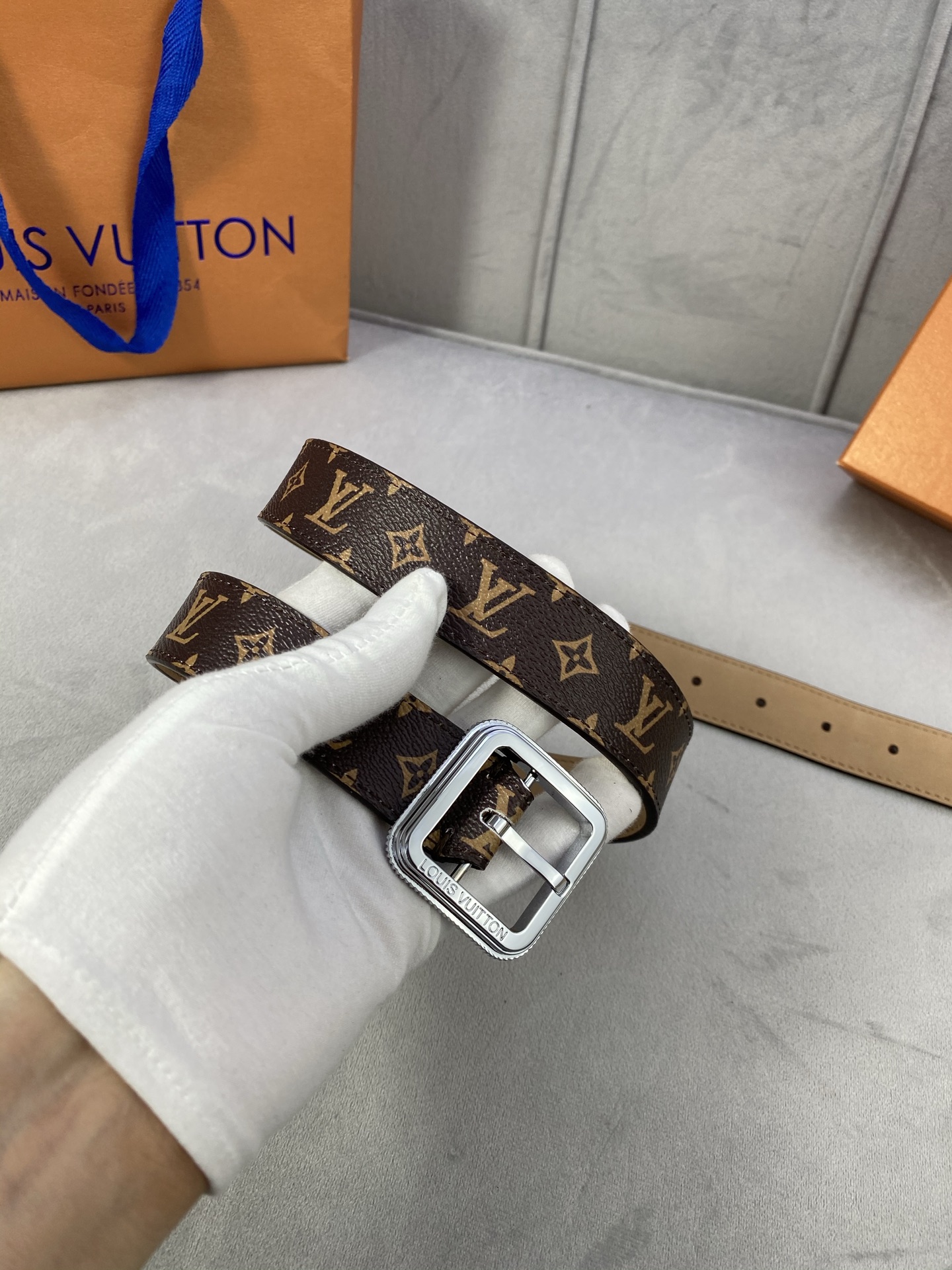  3.0寬LV Timeless 腰帶擁有纖細皮革帶，為考究針式搭扣Elements 標識。尖形末端廓形