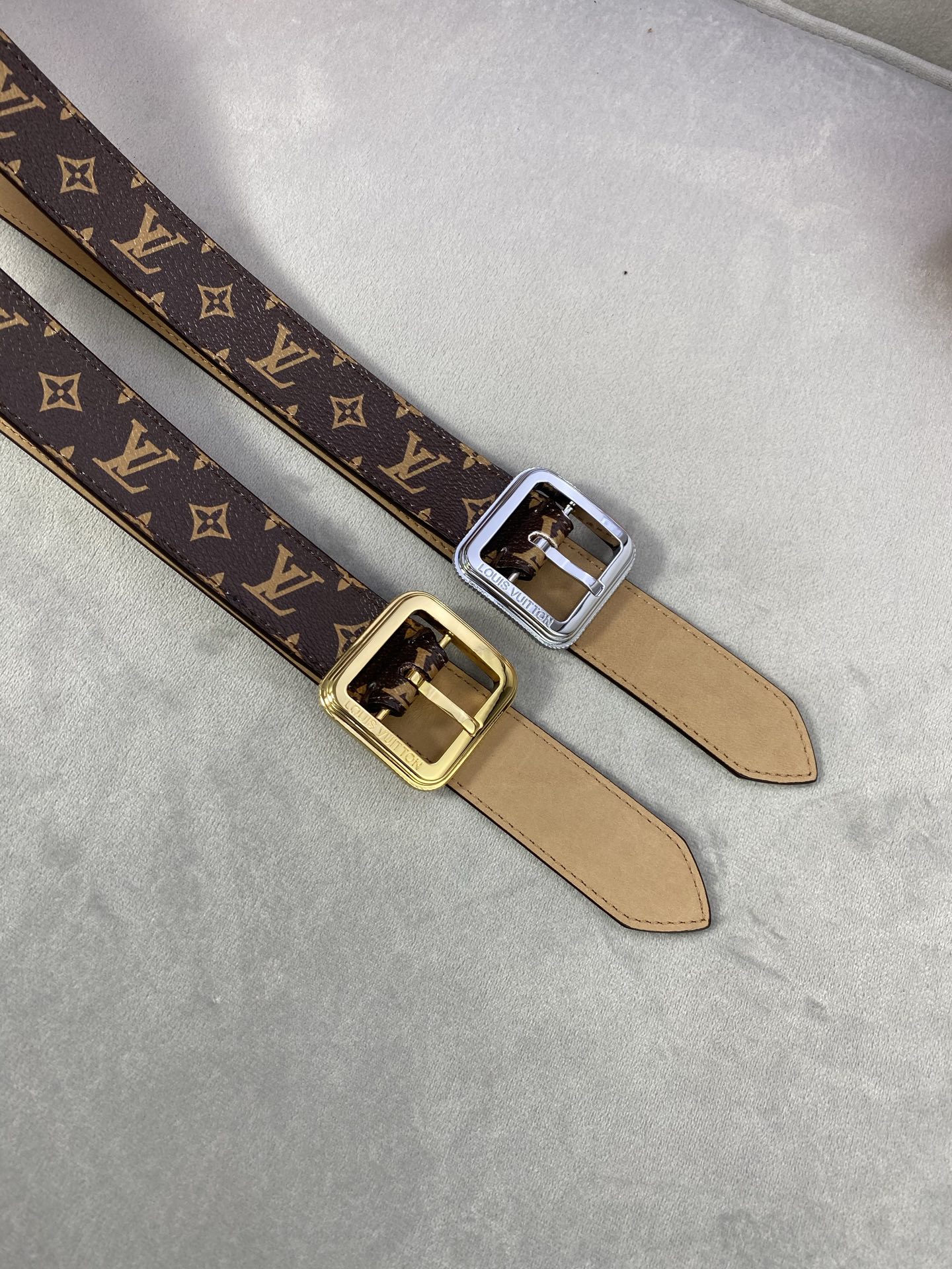  3.0寬LV Timeless 腰帶擁有纖細皮革帶，為考究針式搭扣Elements 標識。尖形末端廓形