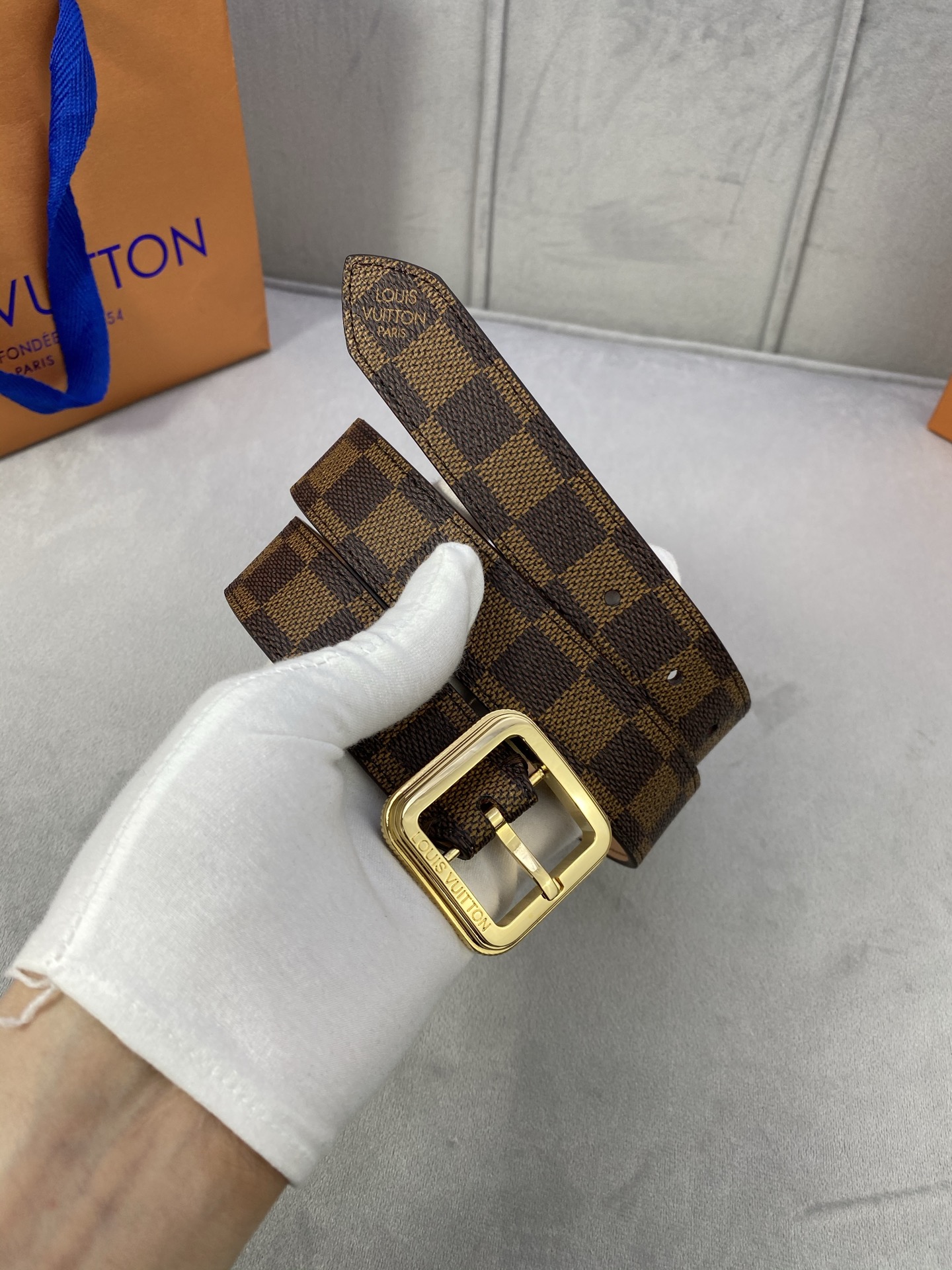  3.0寬LV Timeless 腰帶擁有纖細皮革帶，為考究針式搭扣Elements 標識。尖形末端廓形