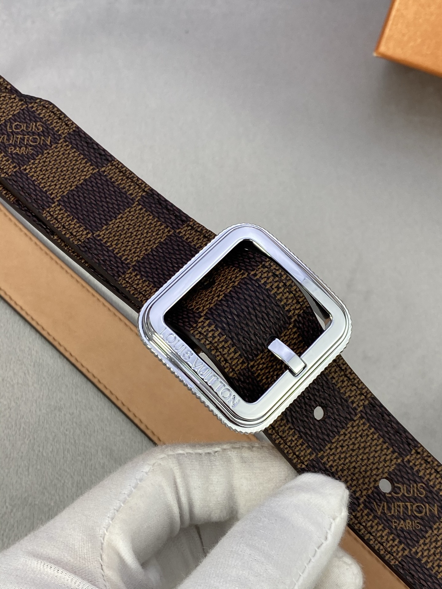  3.0寬LV Timeless 腰帶擁有纖細皮革帶，為考究針式搭扣Elements 標識。尖形末端廓形