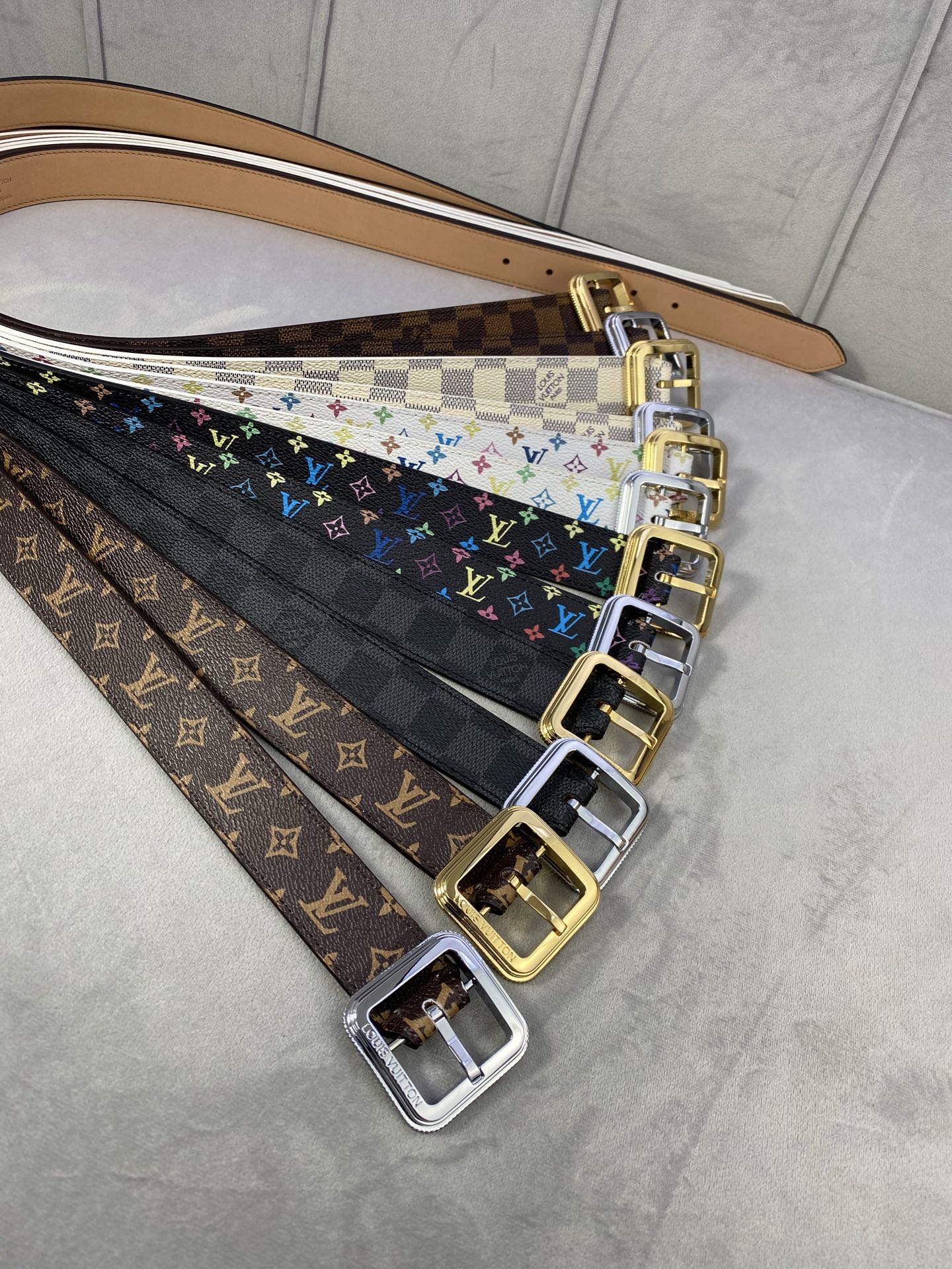  3.0寬LV Timeless 腰帶擁有纖細皮革帶，為考究針式搭扣Elements 標識。尖形末端廓形
