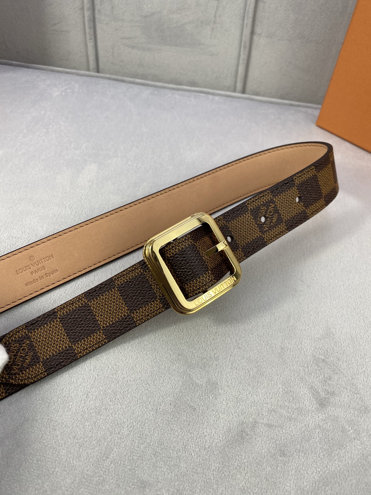  3.0寬LV Timeless 腰帶擁有纖細皮革帶，為考究針式搭扣Elements 標識。尖形末端廓形